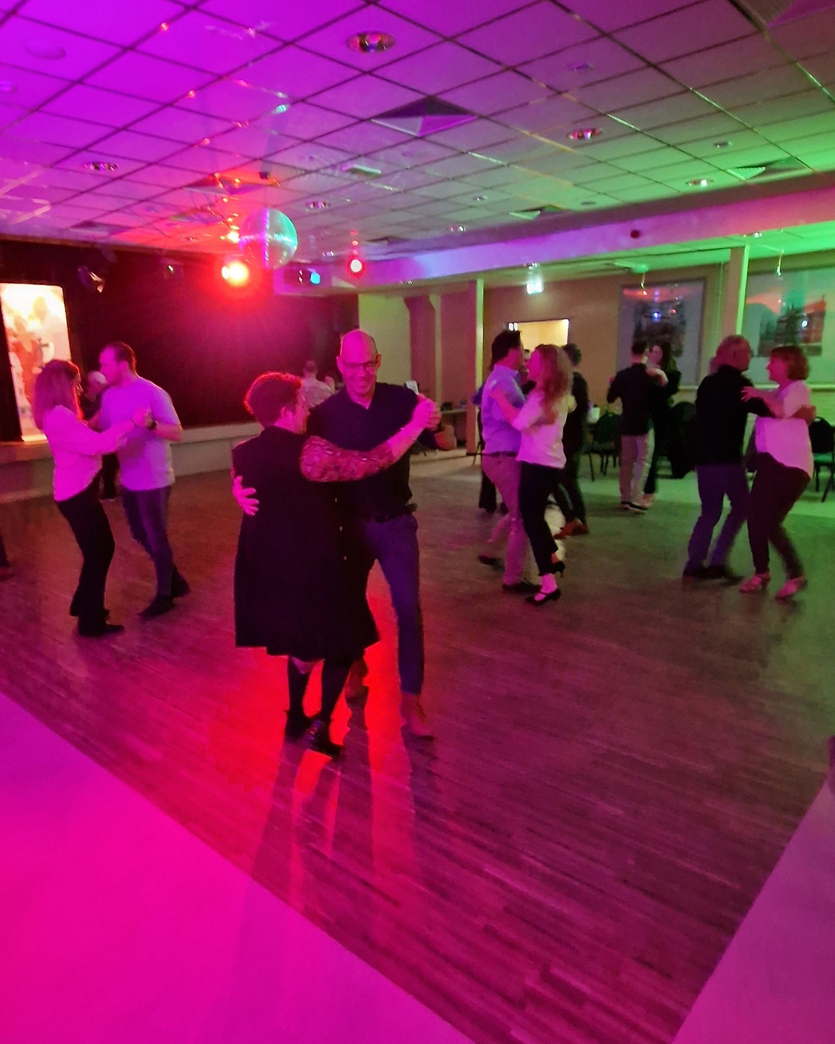 Trek je dansschoenen maar vast aan, want aankomende zaterdag staat er weer een leuke workshop op de agenda! 🤩
Om 19.00 uur starten we met onze Lijndans Workshop. We leggen alle pasjes stap voor stap uit, zodat jij daarna lekker mee kunt dansen op de leukste nummers.
Nog niet uitgedanst? Geen zorgen! Vanaf 20.00 uur begint de Sociale Dansavond, waar je alle pasjes nog eens kunt oefenen of gewoon heerlijk vrij kunt dansen. 🪩🎶
Meld je aan via de website of de link hieronder. 👇
https://www.dansstudiorolo.nl/event-details/social-dansavond-workshop-werelddansen
#dansstudiorolo #dansstudiobrabant #herpen #lijndansen #lijndansworkshop