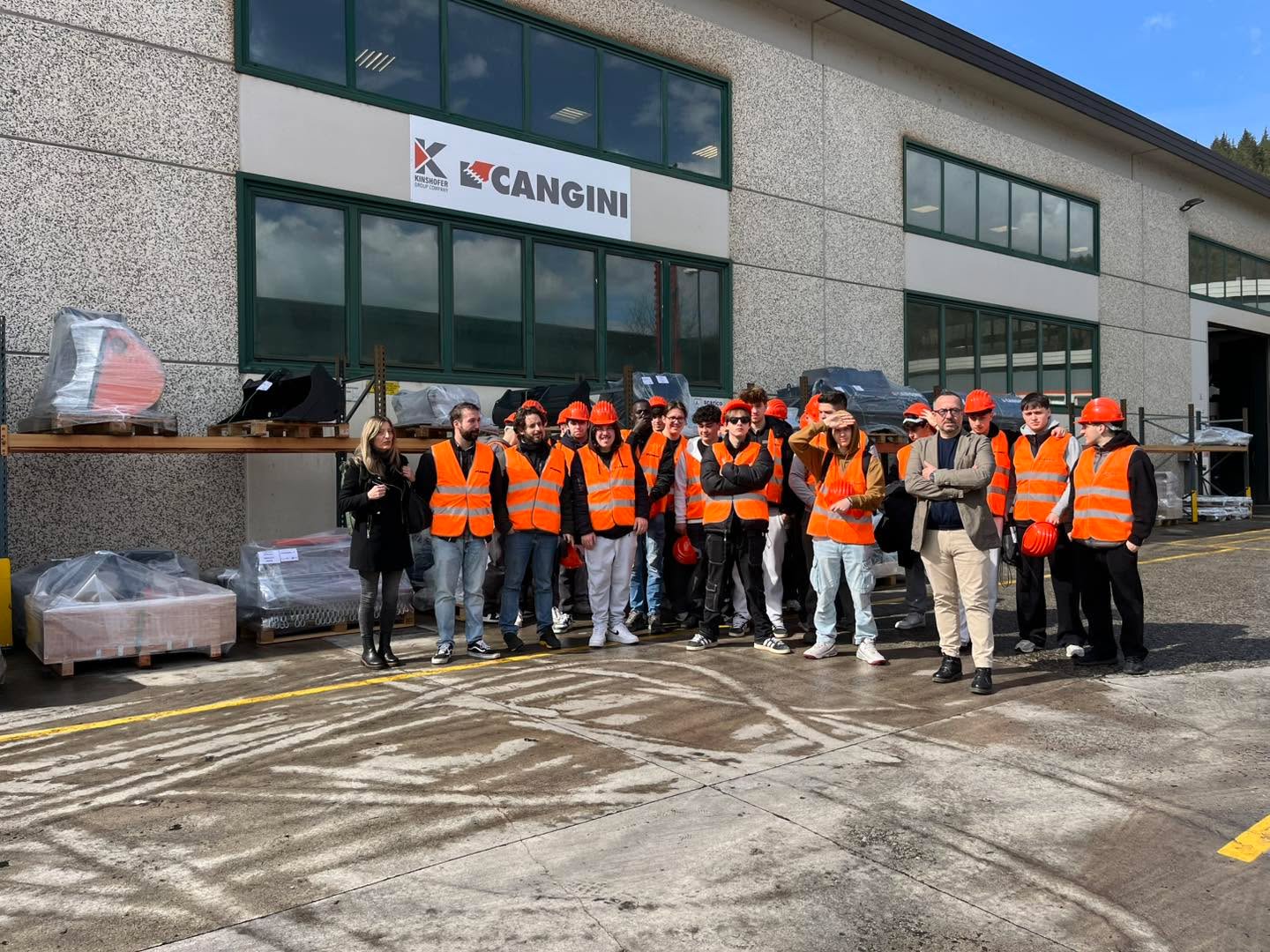 Il Marconi visita le aziende del territorio:
Cangini benne - Valbiano di Sarsina
Le classi 4 e 5 dell’Itt Marconi meccatronica sono state accolte da Davide Cangini e dal suo team per una full immersion legata al mondo della metalmeccanica e della robotica. Ad accompagnarli erano presenti gli insegnanti Prof ssa Vecci e Prof Pacini
#FuturoInsieme #ittmarconimeccatronica #ValleDelSavio #AssociazioneImprenditoriValleSavio