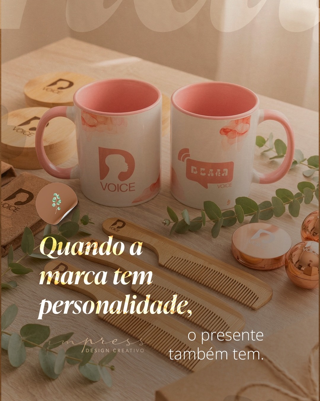 Quando a Donna Voice chegou até mim, já tinha uma identidade visual muito clara. Rosa, elegante, feminino sem exagero. Meu trabalho foi traduzir isso nos itens certos.
Canecas personalizadas, itens em bambu, cartões com acabamento que combina com a marca. Cada peça pensada pra quem vai receber sentir que aquilo foi feito pra ela, não pra qualquer cliente.
Esse é o tipo de pedido corporativo que eu gosto de orientar: quando a marca já tem personalidade e a gente só precisa trazer isso pro presente com cuidado e critério.
Se você tem uma marca e quer presentear clientes ou equipe com algo que representa quem você é, me chama no direct. A gente vê juntas o que faz sentido. 🌿