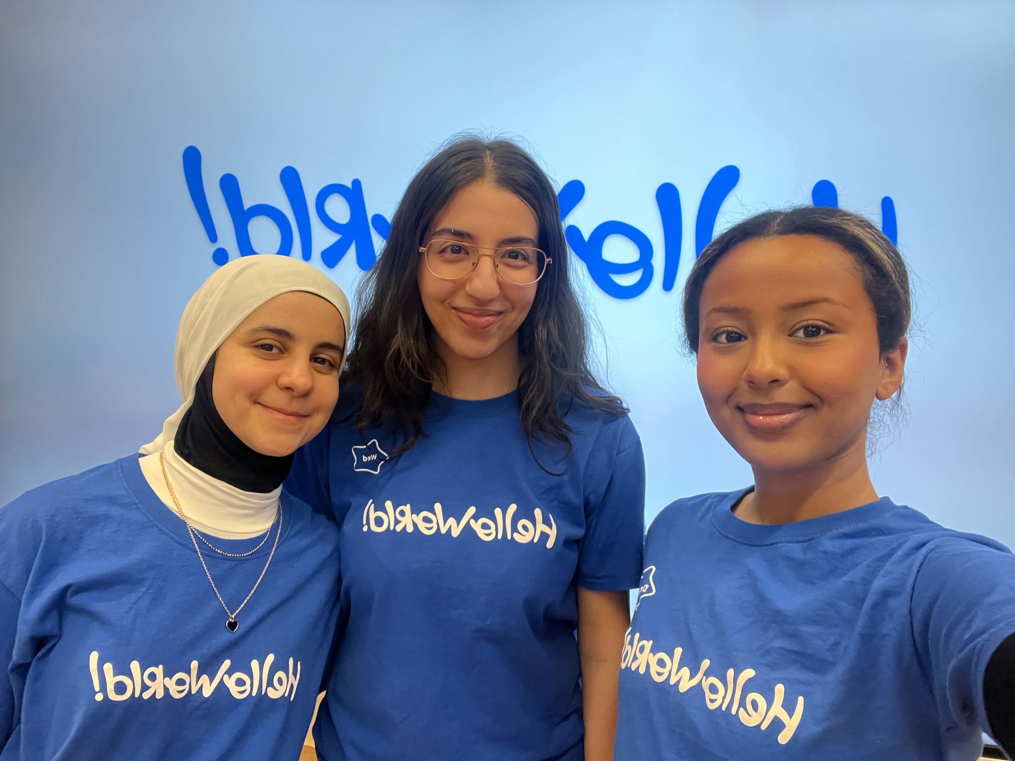 På internationella kvinnodagen hyllar vi alla flickor och kvinnor som formar framtidens techvärld!
Den 8 mars fyllde vi Tekniska museet i Tensta med tjejer och ickebinära i åldrarna 8-12 år på Hello Girl! – ett event för tjejer av tjejer. Under dagen fick tjejerna lära sig att skapa egna hemsidor samt träffa Dania, Wed och Destiny. Våra kvinnliga kursledare som alla har valt olika studier inom STEM.
Att tjejer är underrepresenterade inom STEM beror inte på ointresse. Problemet är de starka normer och fördomar som hinner få fäste innan de ens fått chansen att pröva. Genom tidiga, förebyggande insatser och med kvinnliga förebilder i deras närhet, kan vi skapa rum där tjejer känner sig välkomna och vågar testa.
För nästa generations ingenjörer, utvecklare och innovatörer finns redan där ute. Vi behöver bara se till att de vet om det.
hashtag#InternationellaKvinnodagen hashtag#HelloWorld hashtag#TechForGirls hashtag#JämlikTech hashtag#WomenInTech