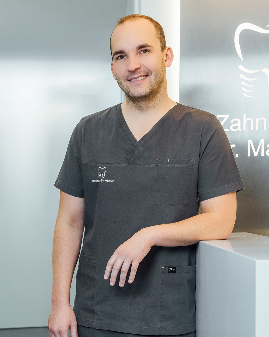 // 𝗕𝗲𝗹𝗶𝗲𝗯𝘁𝗲 Ä𝗿𝘇𝘁𝗶𝗻𝗻𝗲𝗻 𝘂𝗻𝗱 Ä𝗿𝘇𝘁𝗲 𝟮𝟬𝟮𝟲 ✨
Wir freuen uns sehr, dass Dr. med. dent. Lukas Mätzler, M.Sc. in der Studie „Beliebte Ärztinnen und Ärzte 2026“ von KURIER & IMWF Austria in der Kategorie Zahn-, Mund- und Kieferheilkunde mit dabei ist. 🦷✨
Die Studie zeigt jedes Jahr, bei welchen Ärztinnen und Ärzten sich Patientinnen und Patienten in Österreich besonders gut aufgehoben fühlen – fachlich wie menschlich.
Ein großes Dankeschön gilt vor allem unseren Patientinnen und Patienten für ihr Vertrauen. 💙
#drmätzler #zahnarzt #dornbirn #zahnarztpraxis #zahnarztpraxisdornbirn #zahnarztdornbirn #studie