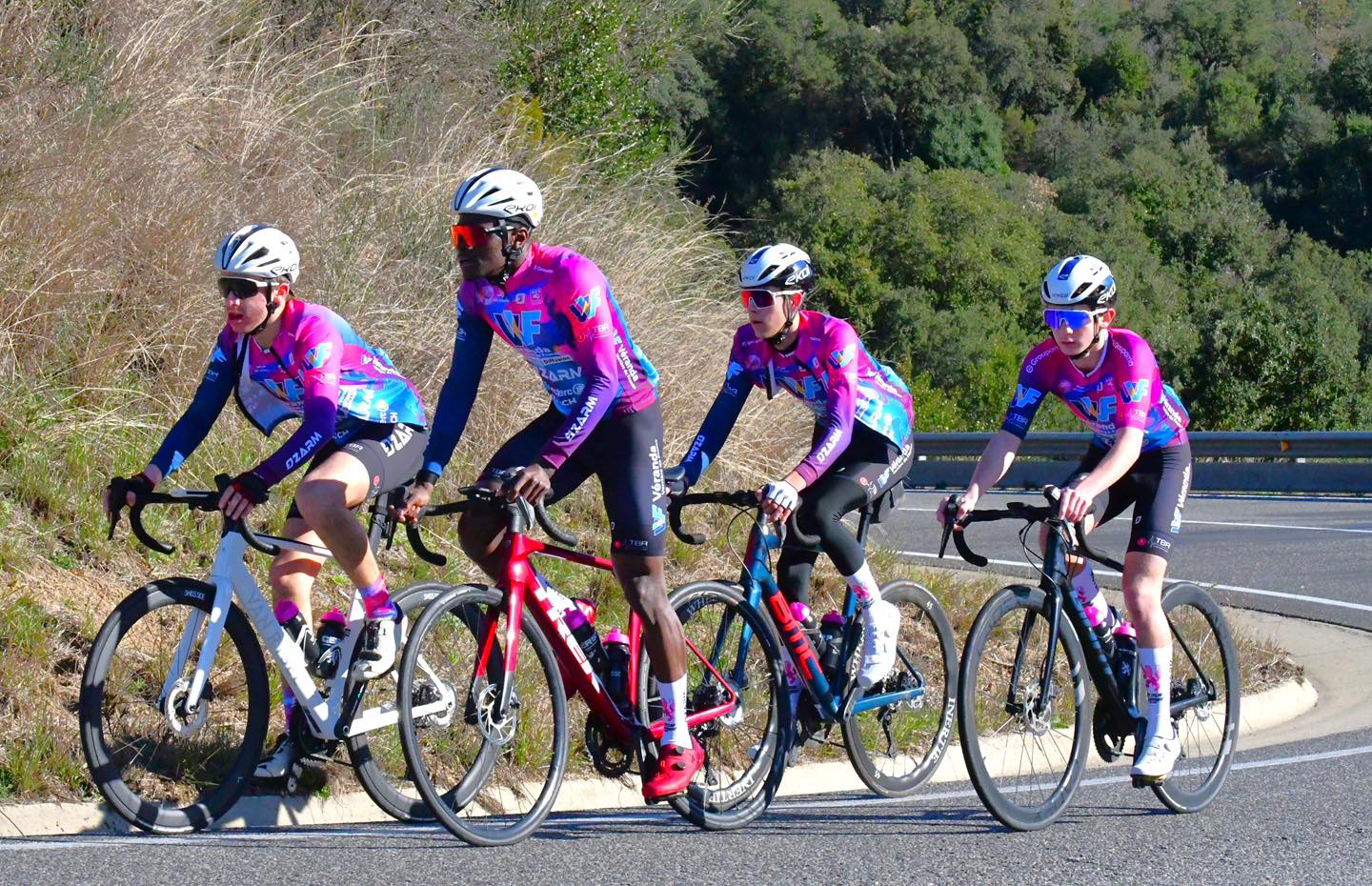 Tu veux savoir à quoi ressemble vraiment le début d’une saison dans une équipe de développement ? ☀️🚴♂️
Direction Lloret de Mar pour le stage de pré-saison du Gers Cycling Développement qui a eu lieu en février.
Pendant 5 jours, staff et coureurs (de U17 à U23) ont travaillé sur les routes vallonnées de la Costa Brava.
Relais dans le vent, ravitaillement à la voiture, travail de formation, sprints, ascensions, endurance… chaque sortie avait son objectif.
Mais un stage comme celui-ci, ce n’est pas seulement accumuler des kilomètres.
C’est aussi construire un collectif.
Pour beaucoup, c’était la première fois que le groupe roulait et vivait ensemble cette saison.
Des moments essentiels pour créer de la cohésion, apprendre à se connaître… et poser les bases de l’année.
La saison 2026 peut commencer.