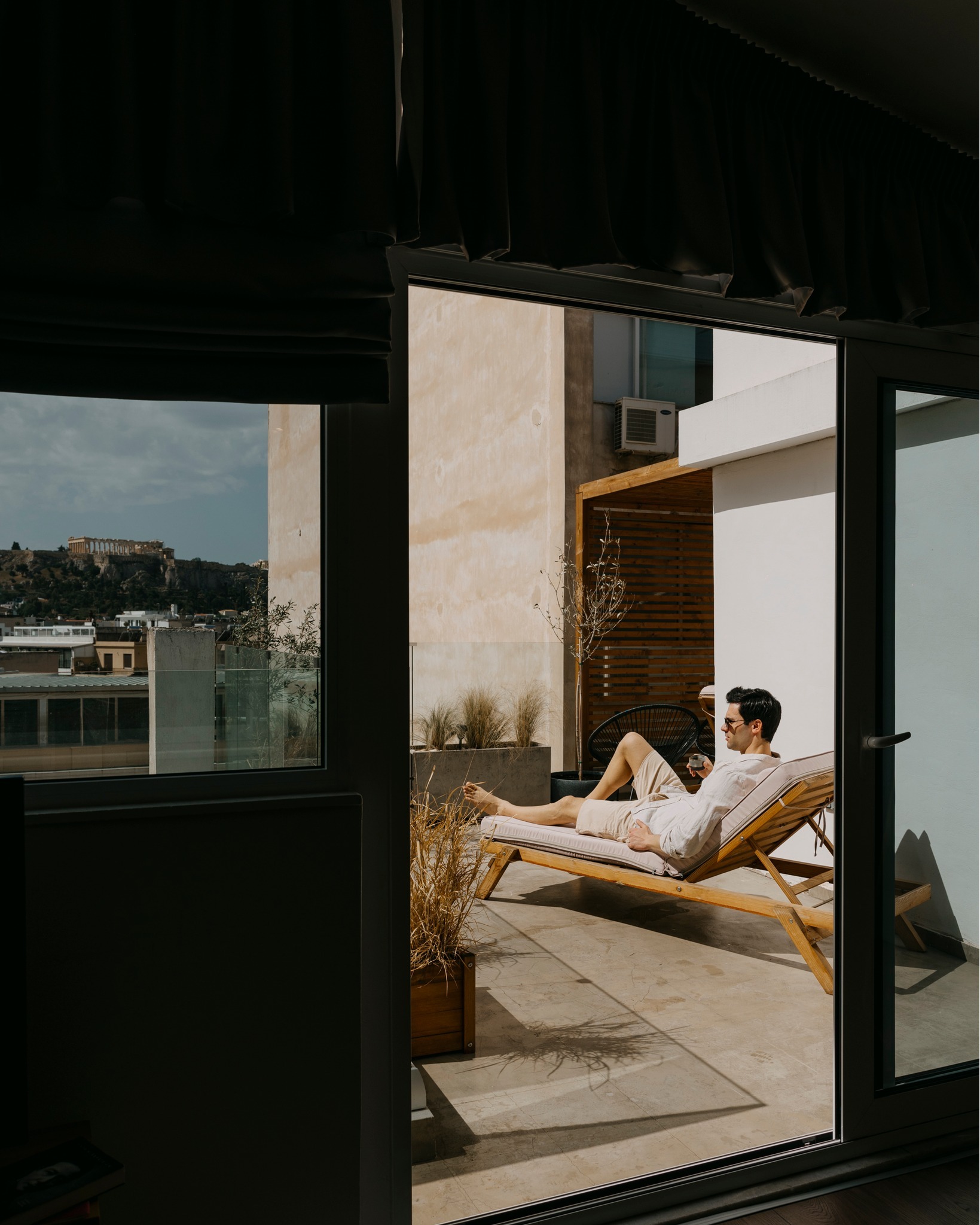 Athens gives you many reasons to wake up early and explore the city, but Acropolis views remind you to relax and be present in the moment 🏛️
📸 @marizacaps
#acropolisview #traveltoathens