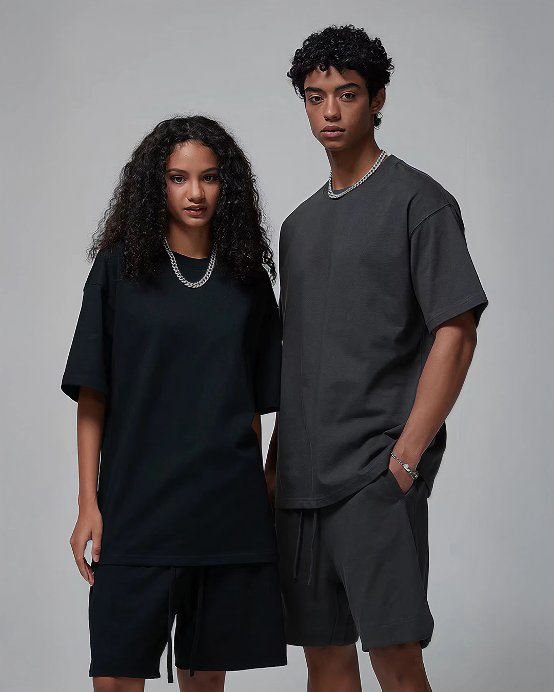 PIENSAS LANZAR TU PRIMER DROP?
❗Necesitas una buena base.
✅ Playera oversize 300 GSM.
🔸 Incluye bolsa esmerilada para tu marca.