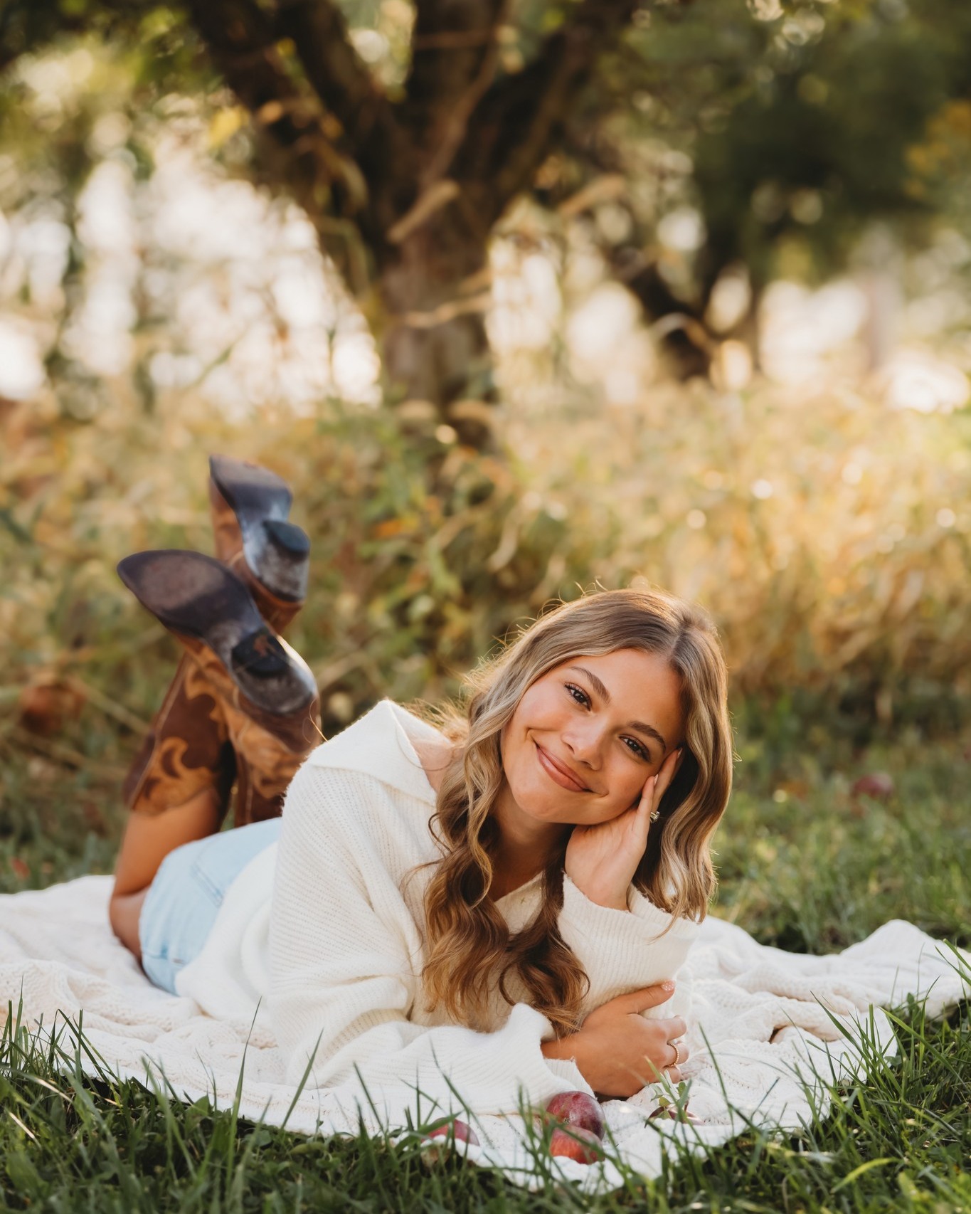 Do you want senior pictures like this??
Then you need to be booking your photographer NOW!
.
I am scheduling 2027 senior consultations as I speak! (Psst...I'm only taking a select number of seniors this year. 👀)
.
Let's chat!
.
The warmest thank you to Dougherty Orchard for letting us come out and take photos last year. You made our fall photo dreams come true! ✨