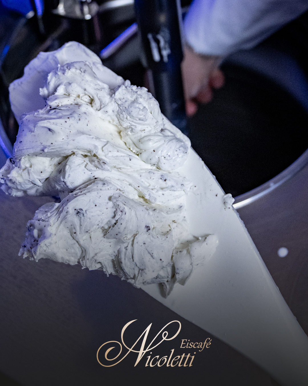 Aus Leidenschaft. Aus Tradition. Für Euch. 🍦❤️
Seit Generationen komponieren und kreieren wir Eiscreme, die Herzen höherschlagen lässt. Als Familienbetrieb stehen für uns Qualität, Handwerkskunst und Eure Zufriedenheit an erster Stelle.
Wir verwenden nur erlesene Zutaten: echte Vanille aus Madagaskar, aromatische Haselnüsse aus dem Piemont, feinste Pistazien aus einem kleinen Dorf in Sizilien und edlen Kakao aus Ecuador.
Jede Kugel ein Versprechen: unverfälschter Geschmack, höchste Qualität und ein Moment echter Genuss. ✨
Kommt vorbei und schmeckt den Unterschied!
#Eisliebe #Familientradition #HandgemachtMitLiebe #QualitätDieManSchmeckt #Eisdiele