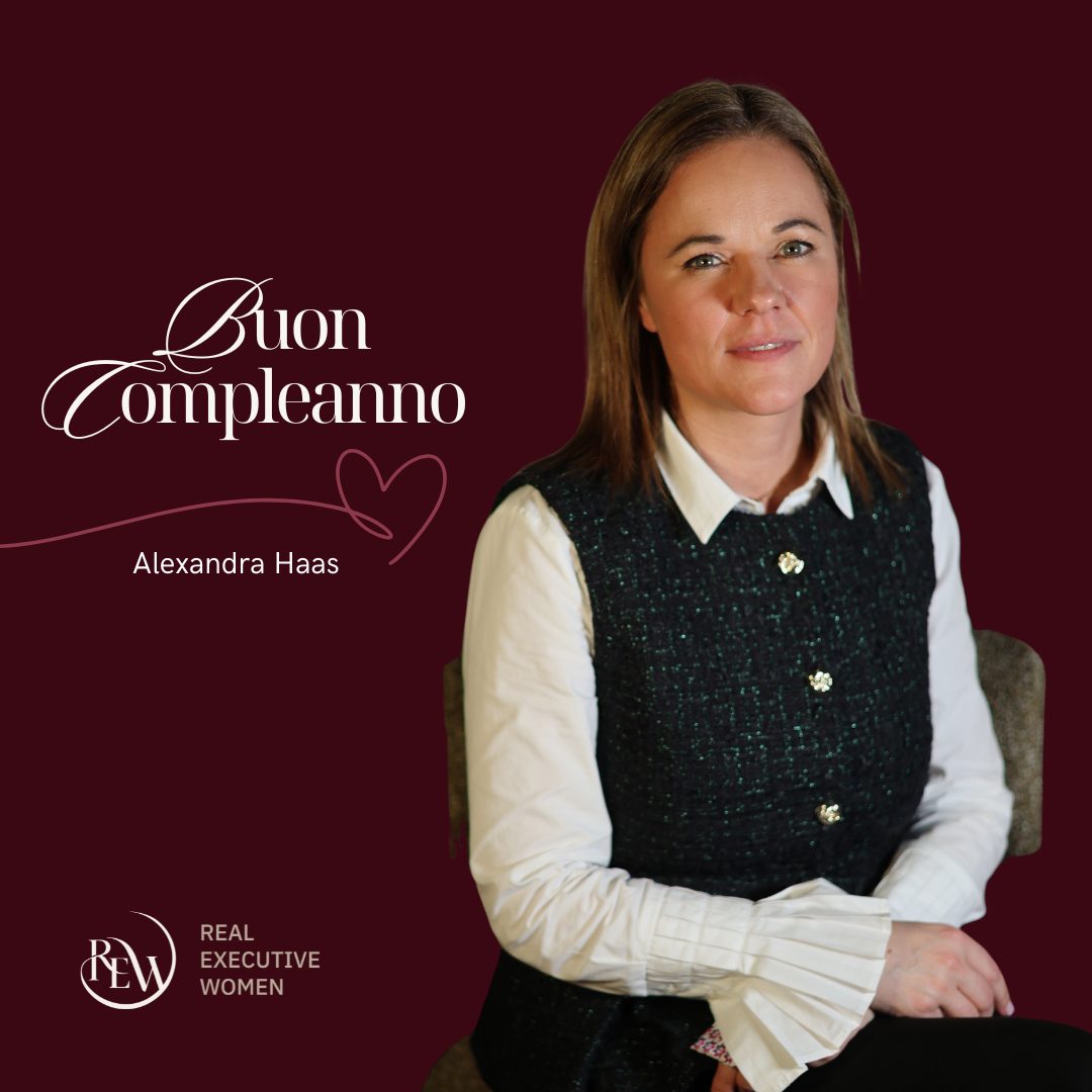 Oggi celebriamo Alexandra Haas.
Ci sono persone che brillano dove tutto è chiaro, solido, affidabile e concreto.
Alexandra è una di queste.
Nel suo percorso professionale ha costruito competenze che richiedono lucidità, rigore e senso di responsabilità; qualità che ci regala nella sua costante partecipazione ai nostri incontri.
Tra noi in REW porta uno sguardo attento, una presenza equilibrata e quella serietà gentile che crea fiducia e stabilità.
Buon compleanno Alexandra.
Che il prossimo anno continui a offrirti nuove prospettive, momenti di condivisione e la stessa determinazione con cui costruisci ogni passo del tuo percorso. ✨