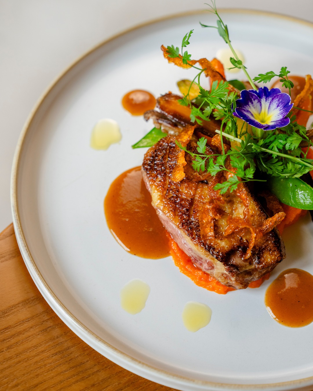 Une canette rôtie avec soin pour conserver tout son moelleux et ses saveurs.
Autour, une déclinaison de carottes qui apporte douceur et couleurs, accompagnée de champignons des bois pour une touche plus profonde et automnale.
Ouvert du mercredi au dimanche de 12h00 à 14h, et les mercredis, jeudis, vendredis et samedis soirs de 19h à 22h
📍 5 rue Nostradamus, 13680 Lançon-Provence
📞 07 66 57 67 58
🍽️ Réservez votre table : https://octotable.com/book/restaurant/858107/booking/new