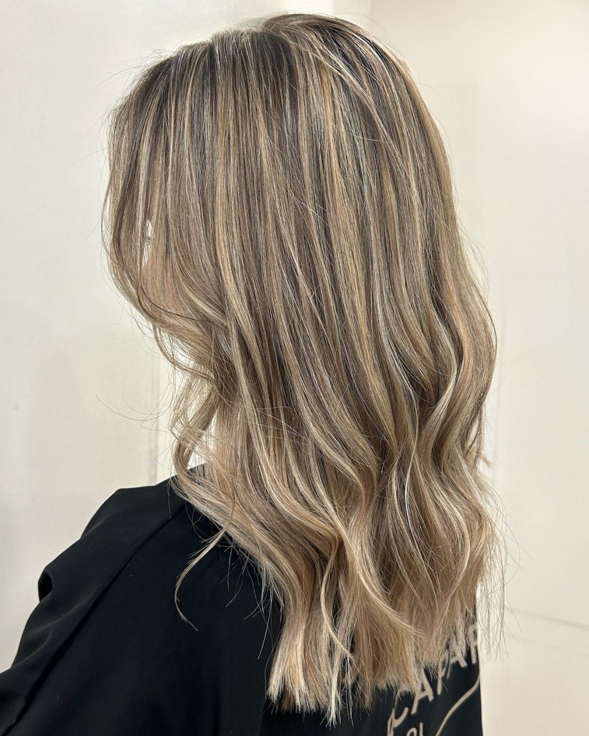 Les beaux jours annoncent le retour des blonds lumineux 💛 ☀️
Aujourd’hui, nous avons retravaillé le blond de notre belle Lilou pour lui apporter plus de lumière et de douceur. Un blond naturel, subtil et éclatant, parfait pour accueillir le printemps 🌼
Vous aussi, envie d’éclaircir votre chevelure pour la saison ?
Notre équipe vous accompagne avec des techniques respectueuses du cheveu !
#EdenBio #blondnaturel #coiffurebio #blondprintemps #salondecoiffure95 #coiffeureaubonne