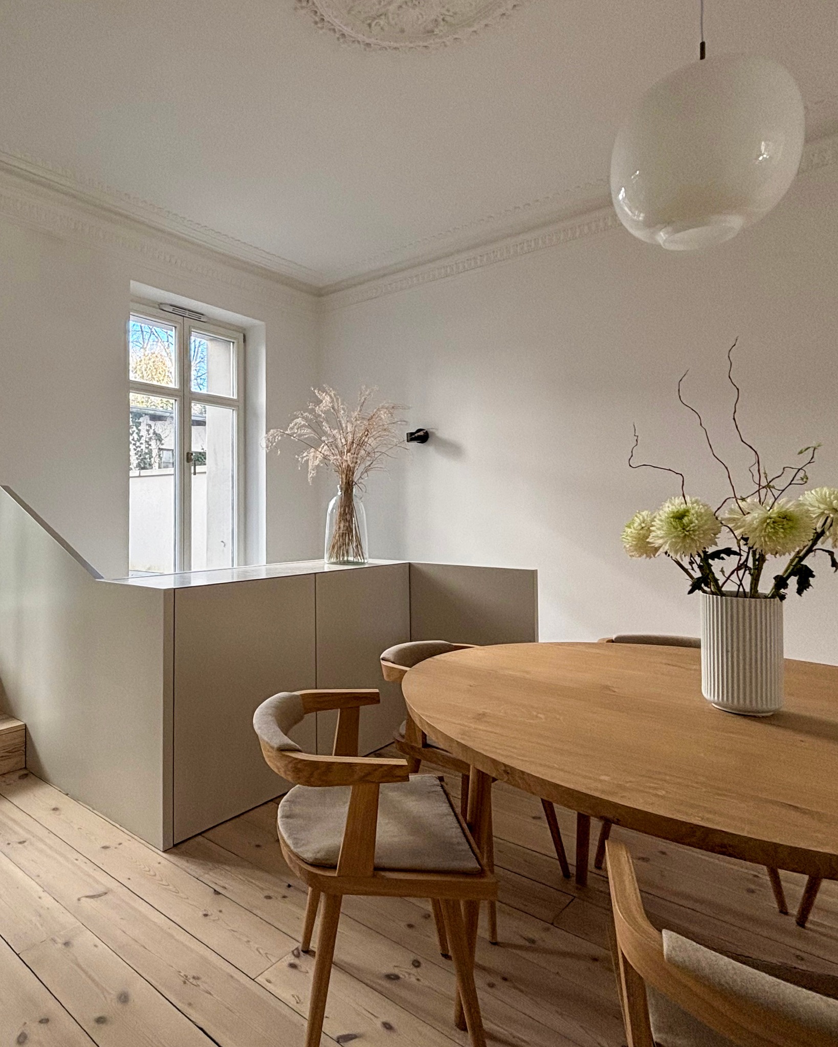 Dieses individuell gefertigte Sideboard wurde passgenau in einen Raumtrenner integriert – ebenfalls aus unserer Werkstatt. So entsteht ein durchdachtes Möbelstück, das Funktion und Gestaltung harmonisch vereint.
Mit seinem zurückhaltenden Design fügt es sich nahtlos in das skandinavische Interior ein und unterstreicht die klare, ruhige Formsprache des Raumes. Dezente Linien, hochwertige Materialien und präzise Verarbeitung machen es zu einem zeitlosen Statement mit Mehrwert.
#stauraum #sideboard #skandi #altbau #holzhochzwei #interiorgoals