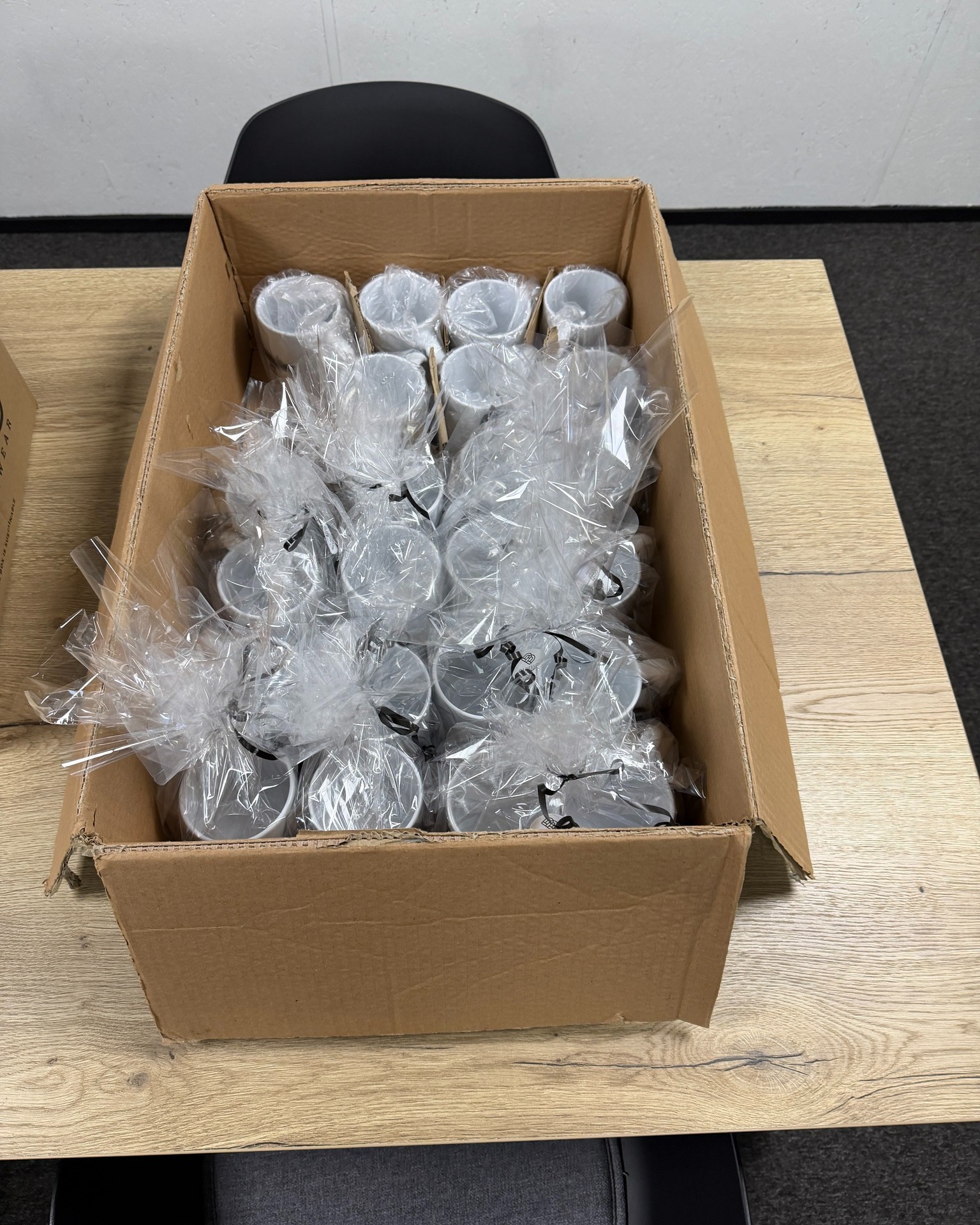 Deze week hebben we weer veel opdrachten mogen uitvoeren👕✨
We hebben flink wat bestellingen gemaakt en alles klaar gezet om af te halen.
Bedrijfskleding, teamkleding, mokken met namen, noem maar op.
Altijd leuk om te zien hoe iedereen straks weer strak voor de dag komt.
Als jouw bestelling klaar staat krijg je altijd direct een berichtje van ons. 📦😊
#inbeeldreclame #bedrijfskleding #werkkleding #bedrukken #borduren #teamkleding #logokleding #bestellingklaar #ophalen #lokalebedrijven #ondernemers #werkplaats #drukwerk #reclamebureau