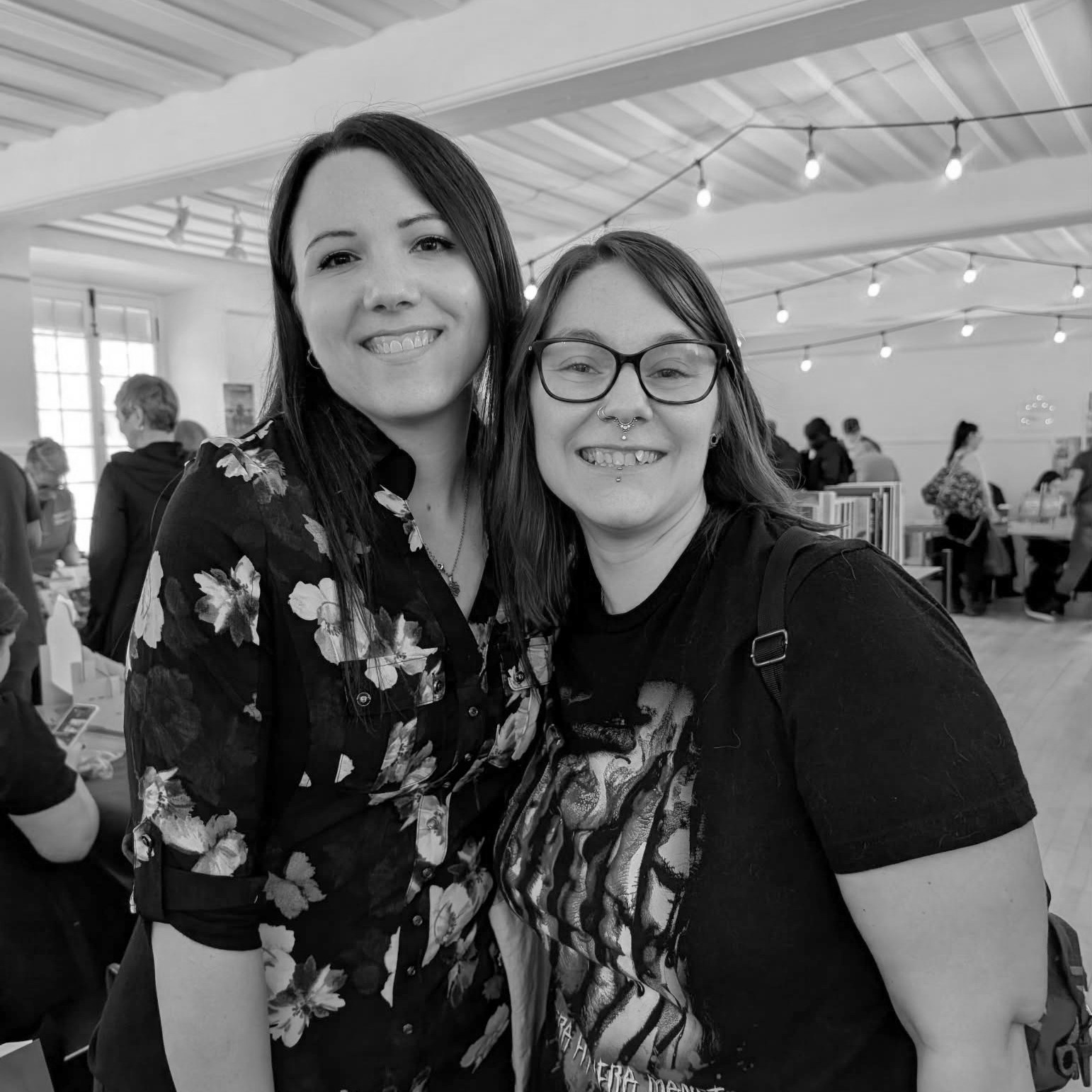 Retour en images | Salon Clandestin de Québec ✨
Je saiiiiis, je suis en retard ! Le salon avait lieu le 8 février ! 😅
Mais j'avais, comme qui dirait, besoin de redescendre de mon nuage. 🤩
QUEL BEL ACCUEIL, que celui que vous avez réservé à mes rééditions ! 🖤
Pour vrai, j'étais tout de même un peu inquiète d'avoir fait le move. Mais votre rétroaction a été tellement positive ! Vous m'avez confortée dans mes choix et j'ai vu l'intérêt différent que les couvertures suscitaient dans le regard des visiteurs. Je crois sincèrement que ce relooking rend davantage justice à l'histoire.
De nombreux exemplaires ont trouvé preneur. C'est de début de l'aventure 2.0 pour ce récit qui me tient tellement à cœur.
Un énorme merci aux organisateurs, Steve Anderson - Auteur et Eric Quesnel auteur !!
Crédit photo (pour la plupart) : Izzy Demers
#resistancetome1 #resistance #resistancetome2 #linsoumission #latrahison #livrequebecois #livrequébec #livreaddict #livingmybestlife #lecture #littératurequébécoise #karinechevrier #karinechevrierauteure #romansuspense #romanfantastique #romanquebecois #romanquébécois #romanthriller #thriller #booktokquebec #booktokquebec #booktok #bookstagramquébec #bookstagram #fantastic #fantasyurbaine #romantasyquebec #bookstaqc