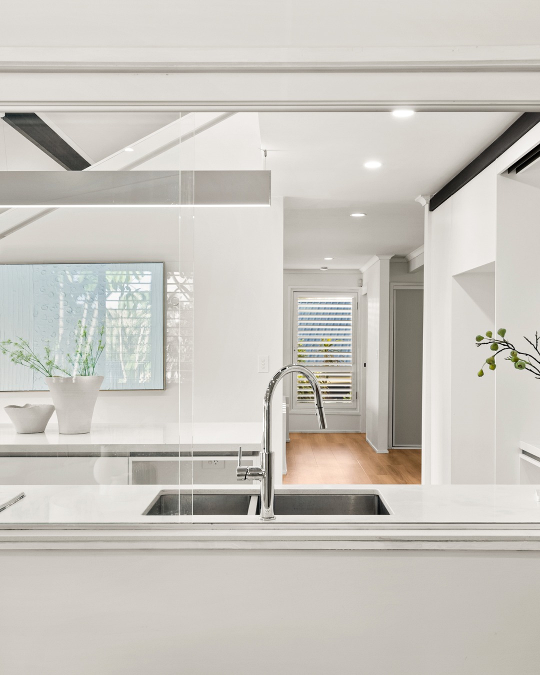 This one was easy to shoot in the best way.
Open rooms, good flow and spaces that felt natural to capture as we moved through the home.
5 Beardsley Place, Carina | @litao_mintyying
#brisbanephotographer