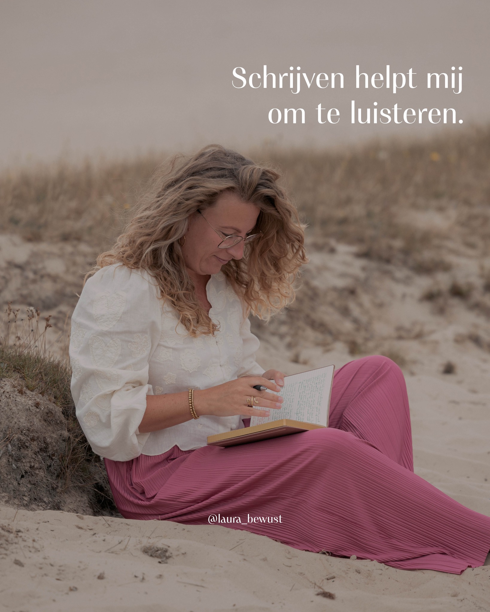 Er is niets frustrerender dan vastzitten. Even geen flauw idee hebben welke stap te zetten.
Het aller moeilijkste daaraan? De boel even de boel laten. In overgave gaan. En het universum haar “trucje” laten doen.
We zijn zo gewend geraakt om alles te willen oplossen met ons hoofd. Te analyseren, te begrijpen, controle te houden. Terwijl juist in die momenten waarop niets lijkt te bewegen, er vaak van alles onder de oppervlakte gebeurt.
Maar je hoeft niet alles te begrijpen. Soms hoef je alleen maar even te gaan zitten met jezelf. Aanwezig zijn bij wat er in je leeft.
Bij de onrust. De twijfel. De stilte.
Want bewustwording ontstaat niet in de drukte, maar in de ruimte. In het moment dat je even stopt met zoeken en begint met voelen. In het moment dat je durft te luisteren naar wat er eigenlijk al die tijd al was.
Dat is wat er gebeurd als ik wandel, er komt helderheid in de chaos. En heel soms schrijf ik. Niet omdat ik iets moois wil maken, maar omdat het vertragen van mijn gedachten – door ze op te schrijven – mij helpt om te luisteren naar wat er van binnen speelt.
En wat ik steeds opnieuw ontdek, is dat de antwoorden waar ik naar zoek nooit buiten mij lagen. Ze zaten al in mij. Ze hadden alleen even ruimte nodig om gehoord te worden.
En.. dat universum? Dat ben jij!
Wat doe jij om ruimte te creëren voor de antwoorden die van binnen al leven?