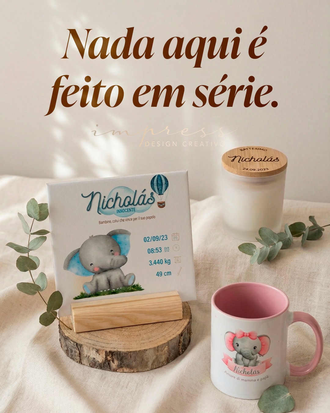 Quando um pedido chega aqui, a primeira coisa que eu faço é perguntar pra quem é.
Não porque é protocolo. Porque faz diferença saber se é pra mãe que mora longe, pra amiga que acabou de ter bebê, pra professora que cuidou bem do filho. Cada uma dessas situações pede uma frase diferente, um cuidado diferente.
Aqui cada peça passa pelas minhas mãos do começo ao fim. Nome, frase, laço, embalagem. Eu não terceirizo o cuidado.
Me chama no direct e me conta pra quem é o seu pedido. 🤍