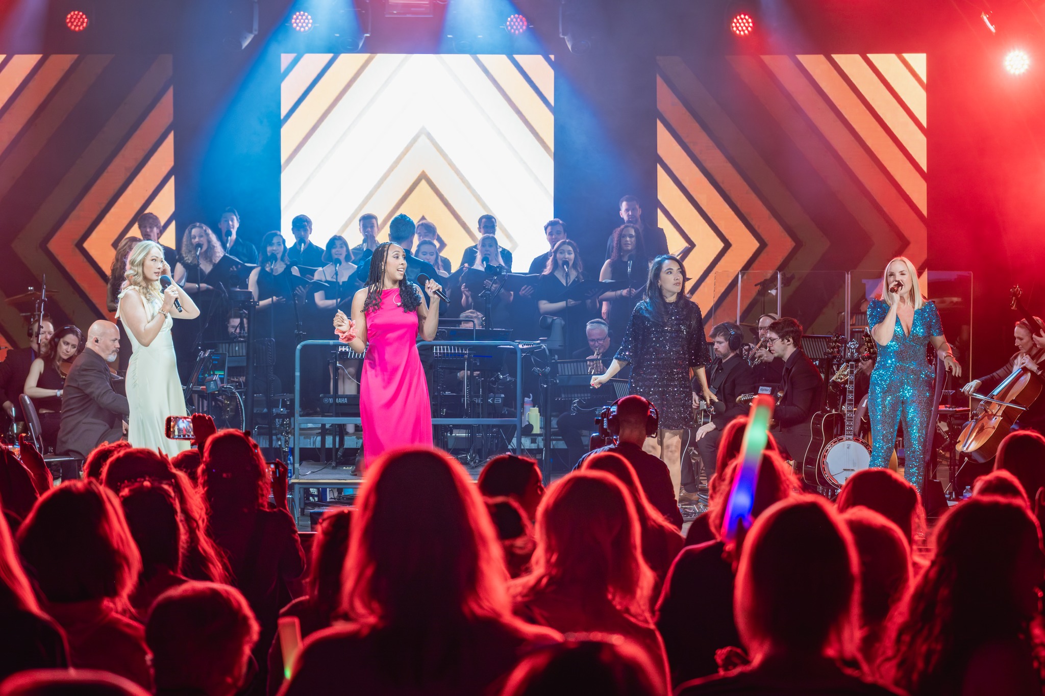The loveley @kerryellis79 @emilymaewalker @gracemouat @esmebowdler @gsa_musicaltheatre from our Musicals Under the Stars evening last year. ✨🤍
They filled the sky with the sound of West End Magic and we can’t wait to do it all again this year!
#MusicalsUnderTheStars #LiveAtLoseley #WestEndUnderTheStars #OpenAirTheatre #MusicalTheatreLive #WestEndClassics #TheatreUnderTheStars #SurreyEvents #WhatsOnSurrey #OutdoorConcert #MusicalTheatreFans #WestEndMusic #SummerTheatre #LiveMusicSurrey #theatrelovers