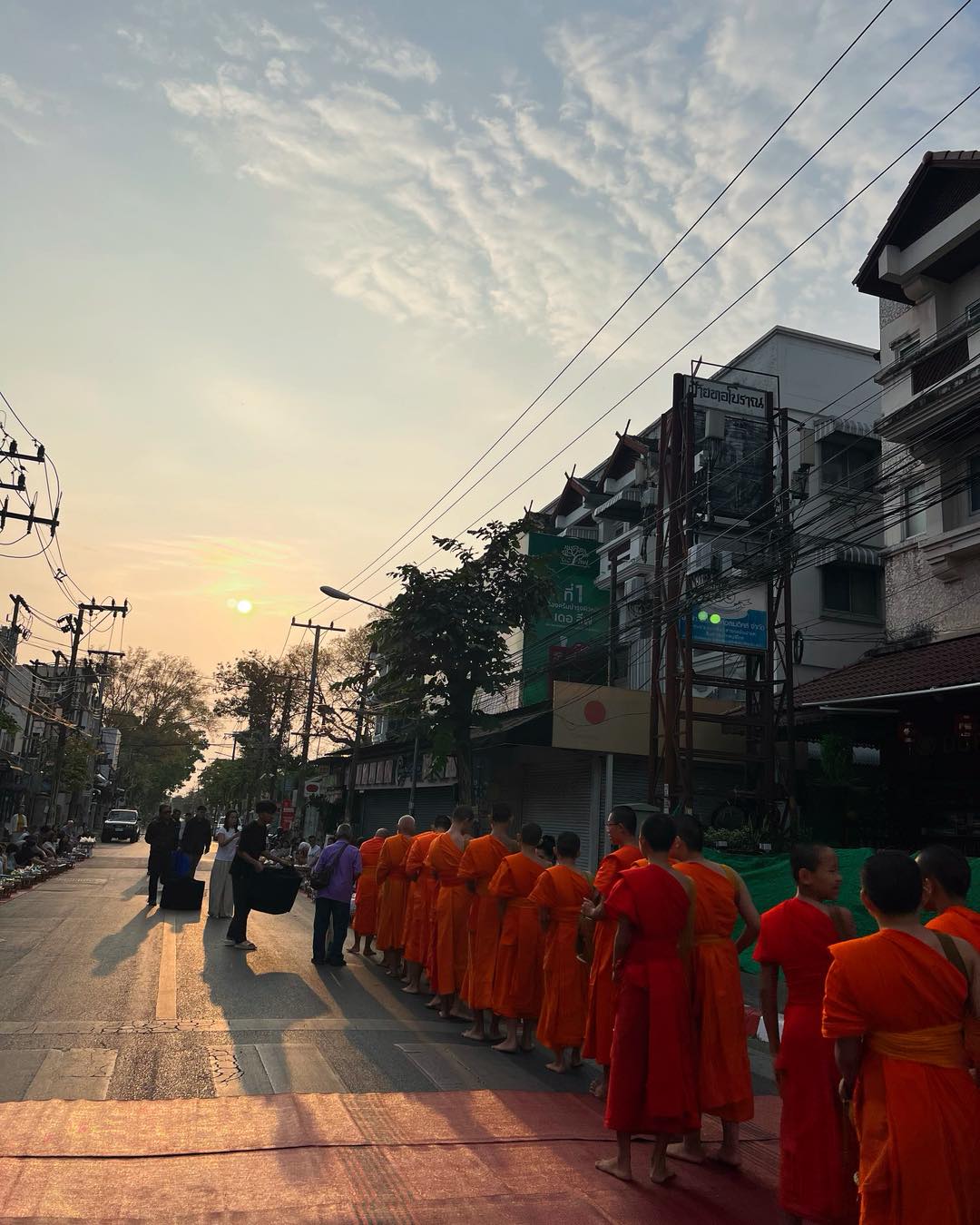 Our guests experienced a beautiful Thai tradition of morning merit-making (Tak Bat – alms giving).
A peaceful way to start the day while connecting with local culture and traditions.
A meaningful moment filled with kindness, gratitude, and blessings.
Experience local culture with us. Book your stay today.
📧 Email: info@burigallery.com
✅ LINE: @burigalleryhouse
📱 WhatsApp: +66934900878
📍 Google Maps: https://goo.gl/maps/yHiTpqUANt5gR2mS7
💙 Facebook: Buri Gallery House Chiang Mai
🌐 Website: www.burigallery.com
#BuriGalleryHouse #TakBat #ChiangMaiExperience #ChiangMaiCulture #BoutiqueHotelChiangMai #VisitChiangMai #InHouseActivities 🙏✨