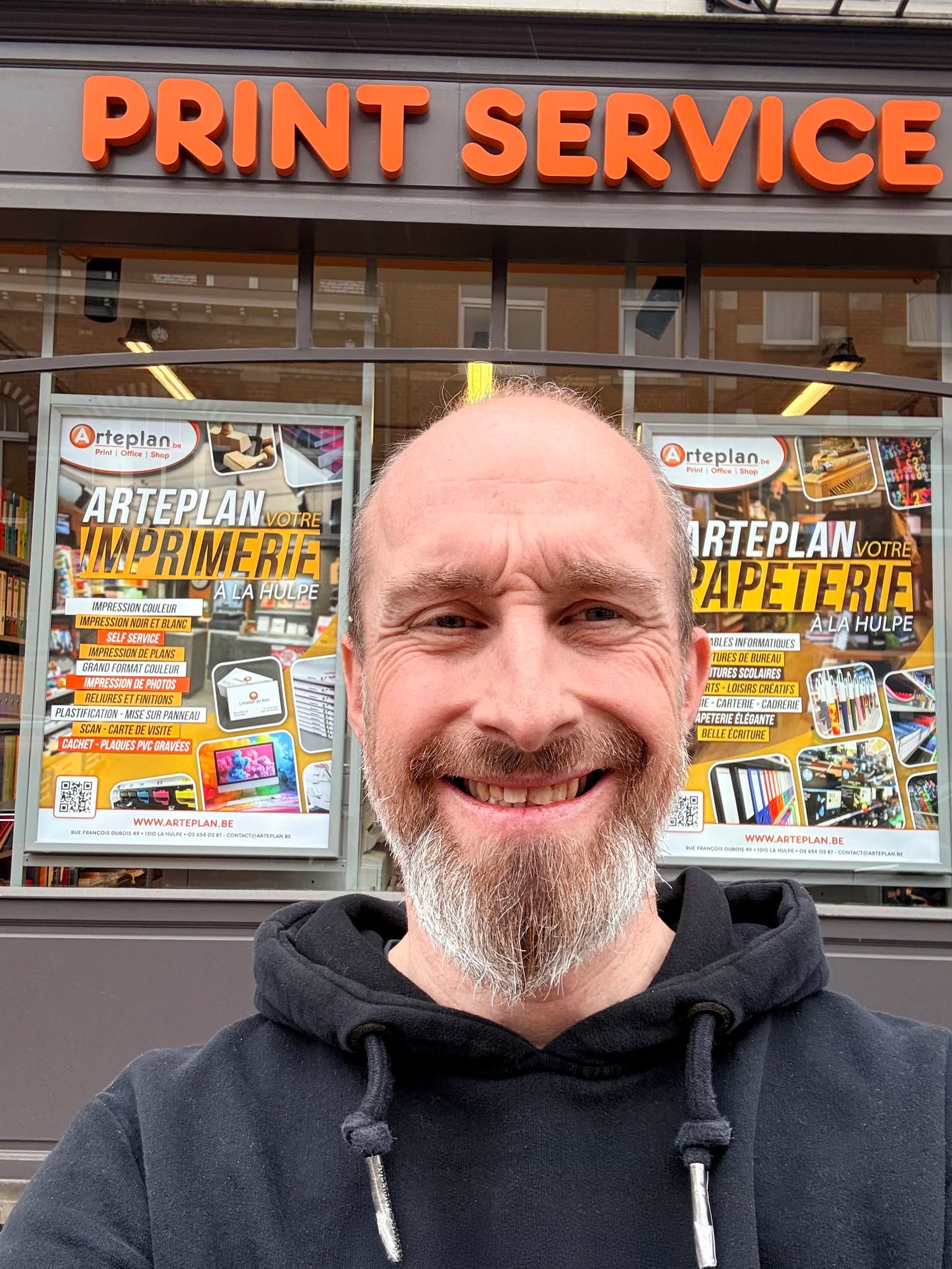 « Pour mon anniversaire, même sous la pluie on est là pour changer les affiches du magasin ! »