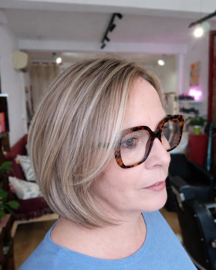Avant : un balombre trop doré ✨
Maintenant : un balombre plus froid, plus clair, plus beige 🤍
Une transformation tout en douceur, réalisée en une seule étape, sans alu, sans ammoniaque… pour un résultat lumineux, naturel et sur-mesure 💫
Envie du même blond beige élégant et facile à vivre ?
Il ne vous reste plus qu’à prendre rendez-vous 💌
#balombre #blondbeige #blondfroid #hairtransformation #coiffeurpassion #rendezvousbeauté#etaly#sansamoniaque
