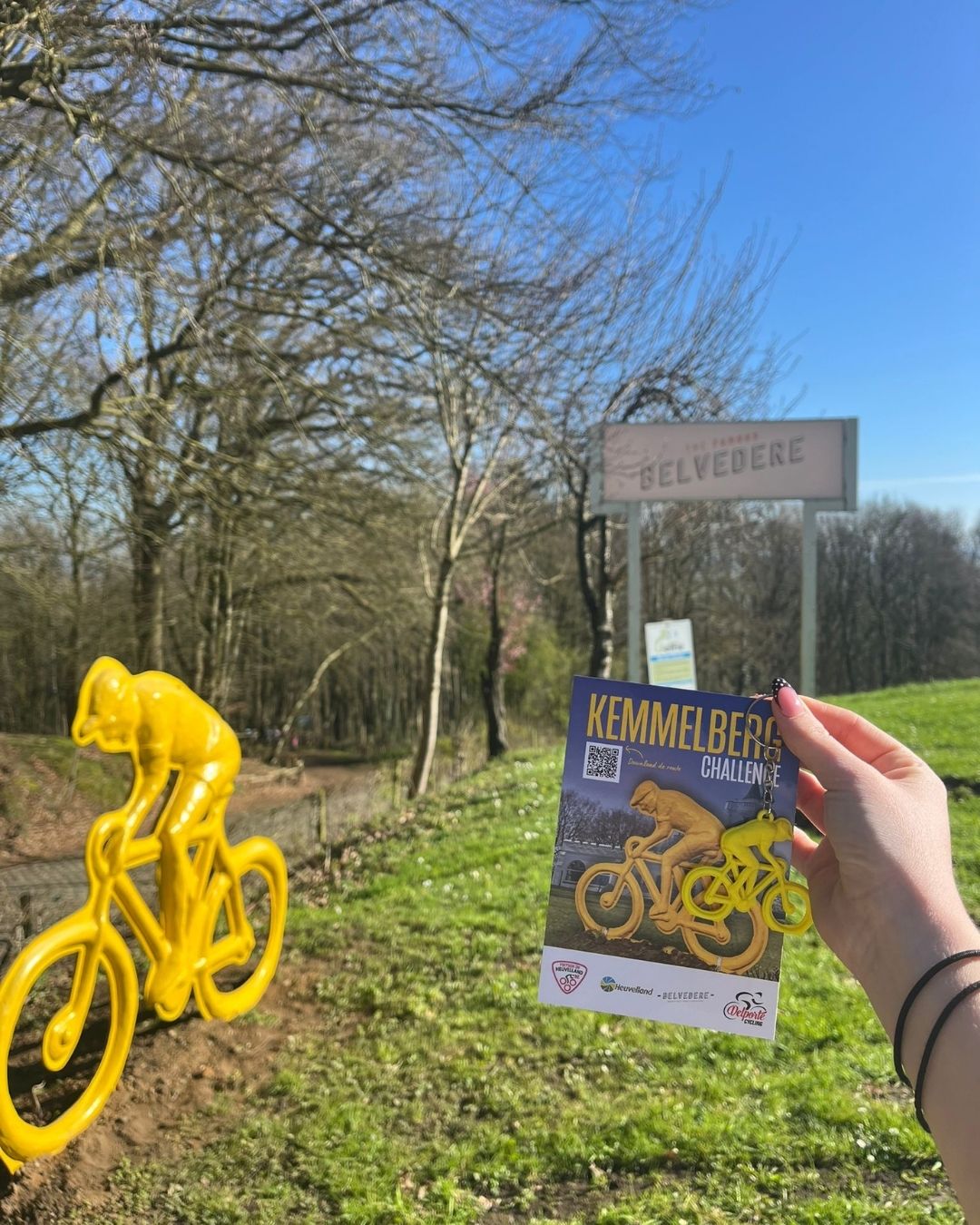 🚴♂️ Benieuwd naar de gele renner op de Kemmelberg?
Hij staat er voor de 𝐊𝐞𝐦𝐦𝐞𝐥𝐛𝐞𝐫𝐠 𝐂𝐡𝐚𝐥𝐥𝐞𝐧𝐠𝐞:
De Kemmelberg 3 keer beklimmen in één rit!
Passeer je tijdens de challenge langs The Famous Belvedere?
📸 Neem een foto met Werner Kerner
🎗️ Steun het goede doel met een sleutelhanger (€5)
🍺 En spring binnen voor een welverdiende verfrissing!
De opbrengst gaat naar Bike4Brain en Heart for Brain.
Extra steunen kan via de link in DM.
#kemmelbergchallenge #heuvelland #thefamousbelvedere