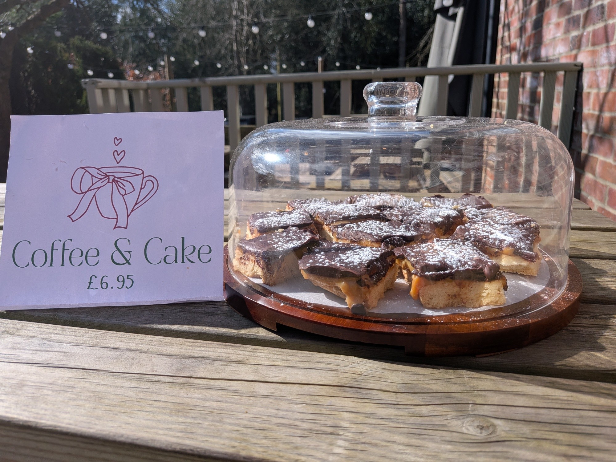 🌞 What a beautiful day it is in Bolney ☀️
The perfect weather for a coffee on the decking with a piece of our latest offering from the kitchen!
Homemade Millionaire shortbread 😋
Coffee & Cake £6.95
Daily from 11.30- close