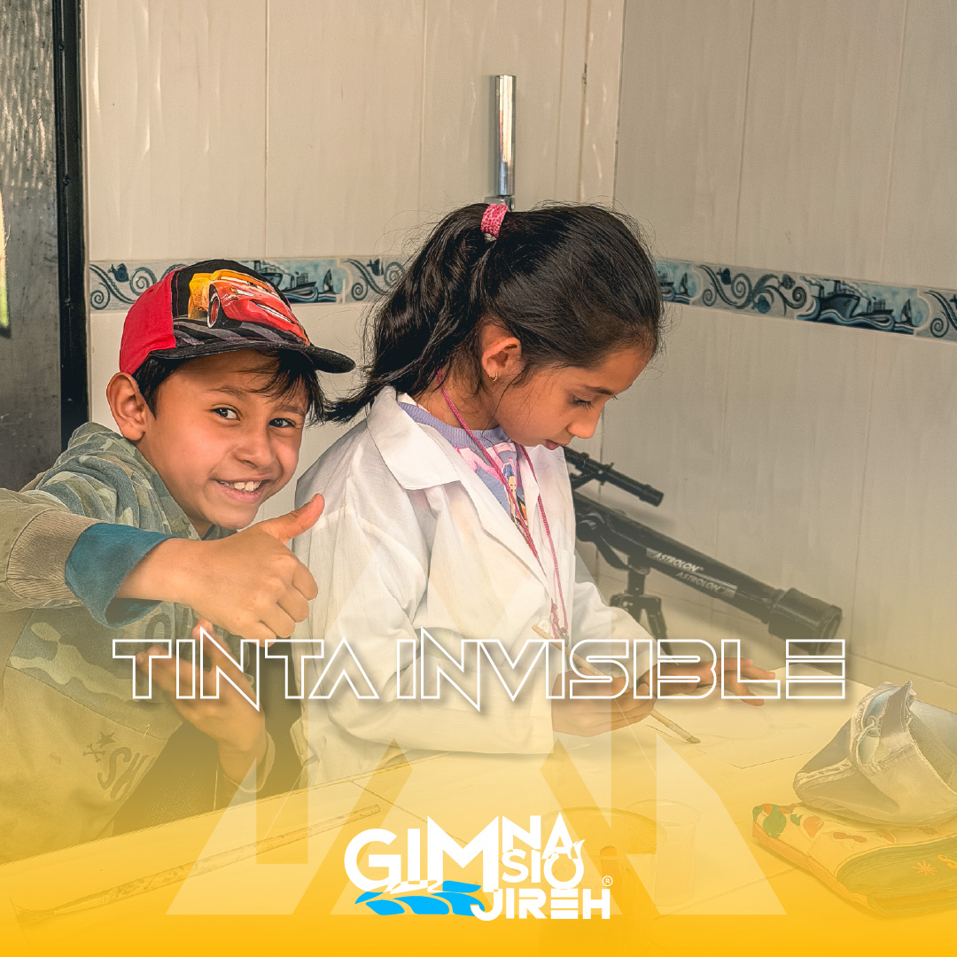 ✨🧪 La magia de la tinta invisible (¡pero con ciencia!) 🧪✨
¿Sabías que puedes escribir mensajes secretos usando bicarbonato? 😱
🔎 ¿Cómo funciona?
1️⃣ Mezclamos bicarbonato con agua y dibujamos en el papel.
Cuando se seca… ¡el dibujo desaparece! 👻
2️⃣ Luego pasamos una mezcla de alcohol con cúrcuma por encima.
💛 La cúrcuma es especial porque cambia de color cuando toca algo básico (como el bicarbonato).
🎉 Entonces ocurre la magia:
Donde estaba el bicarbonato, la cúrcuma cambia de amarillo a un tono oscuro… ¡y el dibujo aparece!
🧠 En realidad no es magia, es una reacción química.
La cúrcuma funciona como un detector que revela lo que estaba escondido.
#CienciaDivertida #Experimento #AprenderJugando #TintaInvisible #QuímicaEnAcción