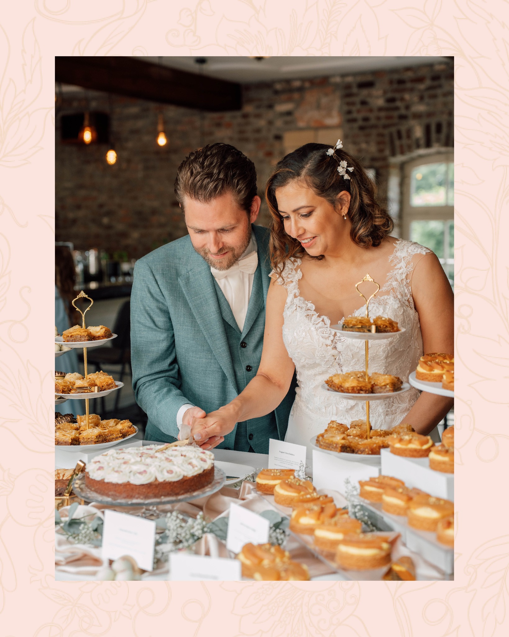 2,500 jaar geleden serveerden de Perzische koningen al iets zoets bij de wijn na de maaltijd.
Men geloofde dat iets zoets na het eten de spijsvertering hielp. Hier ontstond de basis van wat we vandaag de dag desserts noemen.
In de oude Perzische cultuur werd na het eten de tafel vrij gemaakt voor het schenken van wijn en het serveren van kleine zoetigheden ook wel Noghl-e Mey genoemd.
Deze zoetigheden en bestonden uit gedroogd en gesuikerd fruit en in suiker gehulde noten en zijn nog altijd populair in de Iraanse cultuur.