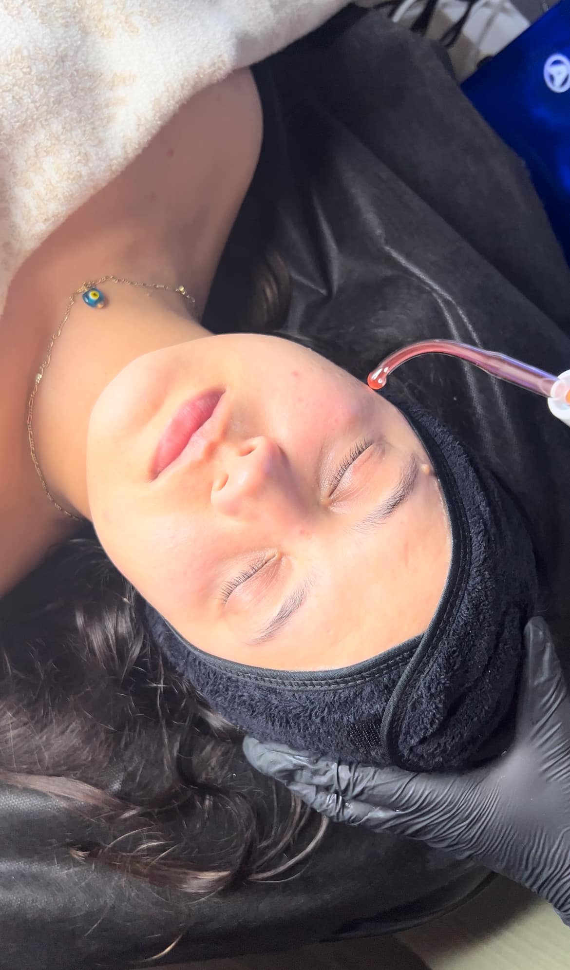 ✨✨Let’s talk about HIGH FREQUENCY ✨✨
High Frequency is a popular skincare technique that is used to treat a variety of conditions, including acne management, enlarged pores, fine lines and wrinkles, and puffy or dark eyes. It increases oxygen to the skin, improving the overall texture, tone, and glow and helps to treat acne problems. All of this promotes collagen stimulation and elastin production, providing a firmer and more youthful appearance. The oscillation produced by high frequency aids in lymphatic drainage and helps to evenly disperse excess fluid.
Book your first treatment today at ✨www.amirii.co.uk✨