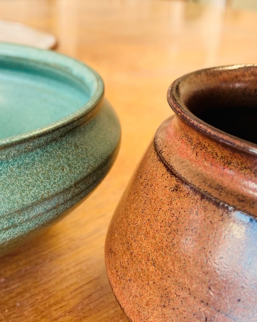 Criar algo novo pede tempo.
Tempo de reflexão, tempo de teste, tempo de amadurecer o olhar, tempo de fazer sentido das escolhas que se apresentam.
Criar na cerâmica pede tempo...
Porque o barro pede um ritmo específico.
Se você acelera demais, ele rasga, deforma...
Se demora demais, amolece, perde estrutura.
É por isso que criar também é aprender a respirar, esperar e, nessa espera, deixar que algo comece a emergir, a ganhar corpo - com cor, textura, relevo, temperatura
- tudo acontece nesse espaço que existe entre.