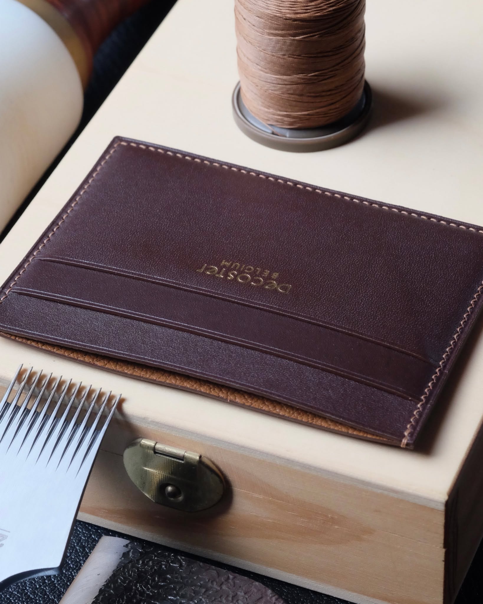 🇧🇪🖐🏻 Cousu main en Belgique
•
Porte-cartes no. 11 entièrement fait main et cousu main en cuir de veau lisse Baranil marron, intérieur en chèvre Sully gold, fil de lin camel (couture XS) et peinture des bords brun foncé.
•
#atelierdecoster #decoster #artisan #handmade #handstiched #handmadeinbelgium #madeinbelgium
•
#handmadecardholder #bespokecardholder #customcardholder #handmadeleathercardholder
•
#baranilleather #baranilcardcase #baranilleathercardcase