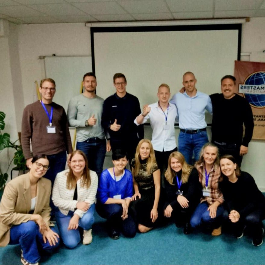 🚀 Velik uspeh našega kluba!
Naš klub je dosegel **več kot 25 članov in vseh 10 DCP točk**, kar pomeni, da bomo junija prejeli **Smedley Distinguished** , eno najvišjih priznanj za uspešnost klubov v programu Toastmasters.
📚 **Vseh 6 izobraževalnih točk smo dosegli že do konca januarja**, zato prejmemo tudi priznanje **Educational Excellence** v našem okrožju (District 109).
🎓 **Vseh 7 članov uprave** se je udeležilo usposabljanja za vodenje kluba (**100% Club Officers Trained**).
👥 Klub pa tudi lepo raste: letos smo pridobili **10 novih članov**, cilj je še **5 do poletja**.
👏 **Iskrene čestitke vsem članom in upravi, ti dosežki so rezultat velikega truda, predanosti in skupnega dela.**
🎉 In vse to ravno ob **15. rojstnem dnevu kluba v začetku maja**, ki bo čudovit način za praznovanje! 🎤✨