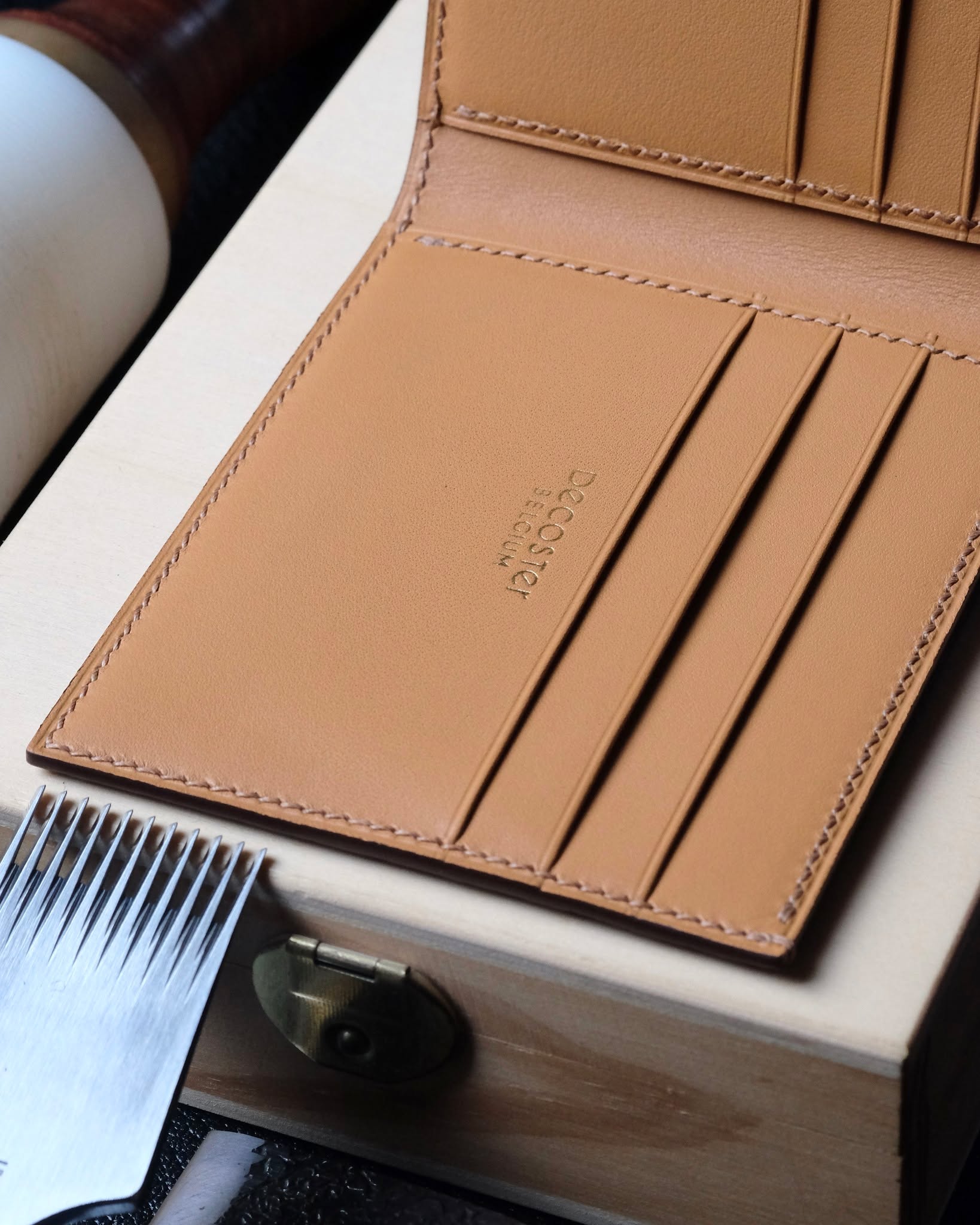 🇧🇪🖐🏻 Cousu main en Belgique
•
Portefeuille no. 30 entièrement fait main et cousu main en cuir d’alligator brun Cartier, intérieur en cuir de veau lisse Baranil gold, fil de lin camel et peinture des bords marron foncé.
•
#atelierdecoster #decoster #artisan #handmade #handstiched #handmadeinbelgium #madeinbelgium
•
#handmadewallet #bespokewallet #customwallet #handmadeleatherwallet
•
#alligatorleather #alligatorwallet #alligatorleatherwallet