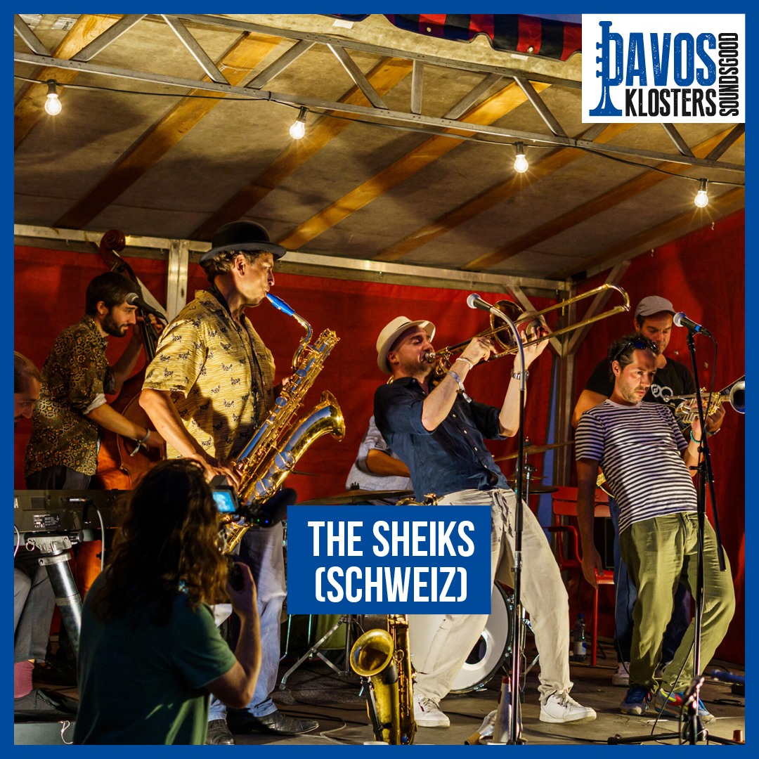🕺💃 Swing, Spass & Six Sheiks voller Energie!
Frisch, laut, humorvoll – @thesheiksband holen den Sound der wilden 20er zurück ins Jetzt🎶✨🔥 Wer tanzt mit uns durch die Nacht?
.
.
.
.
.
#TheSheiks #SwingVibes #LiveMusicLove #SwissBand #SwissMusicVibes #SoundsGoodFestival #JazzVibes #LiveMusic #jazzsoul #JazzDavosKlosters #DavosKlosters #SummerJazz #JazzLover #LiveMusicSwizterland #Graubünden #JazzFestival #LiveMusic #FestivalVibes #SoundsGood2026 #beatsandbrass