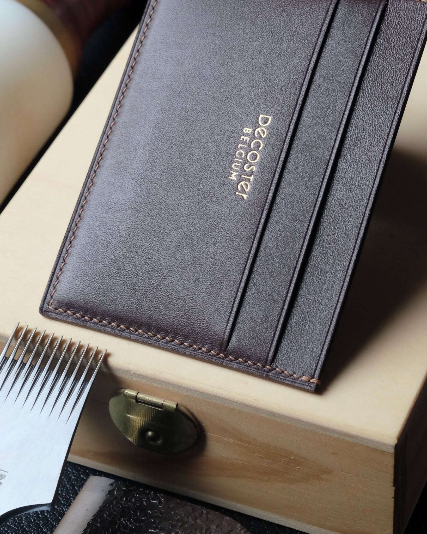 🇧🇪🖐🏻 Handmade in Belgium
•
Porte-cartes no. 11 entièrement fait main et cousu main en cuir de veau lisse Baranil marron, intérieur en chèvre Sully gold, fil de lin camel (couture XS) et peinture des bords brun foncé.
•
#atelierdecoster #decoster #artisan #handmade #handstiched #handmadeinbelgium #madeinbelgium
•
#handmadecardholder #bespokecardholder #customcardholder #handmadeleathercardholder
•
#baranilleather #baranilcardcase #baranilleathercardcase