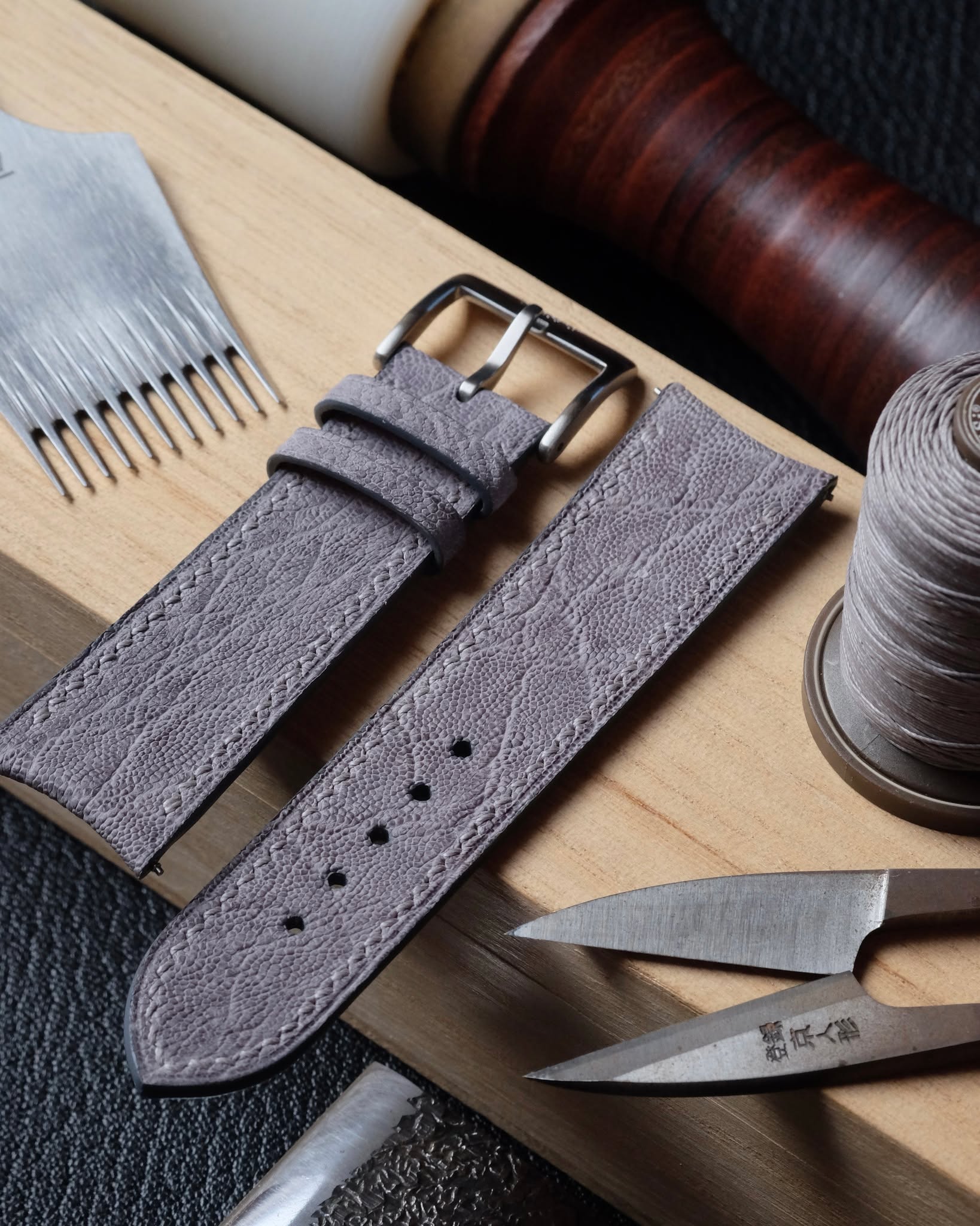 🇧🇪🖐🏻 Bespoke Watch Strap
•
Bracelet de montre à anse courbe (plat 2.5 mm d’épaisseur) entièrement fait main et cousu main en cuir d’éléphant gris, doublure en cuir de veau Zermatt, fil de lin seagull ash (couture S), peinture des bords dark grey, trous ronds 2.0 mm et boucle ardillon silver.
•
#atelierdecoster #decoster #artisan #handmade #handstiched #handmadeinbelgium #madeinbelgium
•
#handmadewatchstrap #bespokewatchstrap #customwatchstrap #handmadeleatherwatchstrap
•
#elephantleather #elephantleatherwatchstrap #elephantwatchstrap