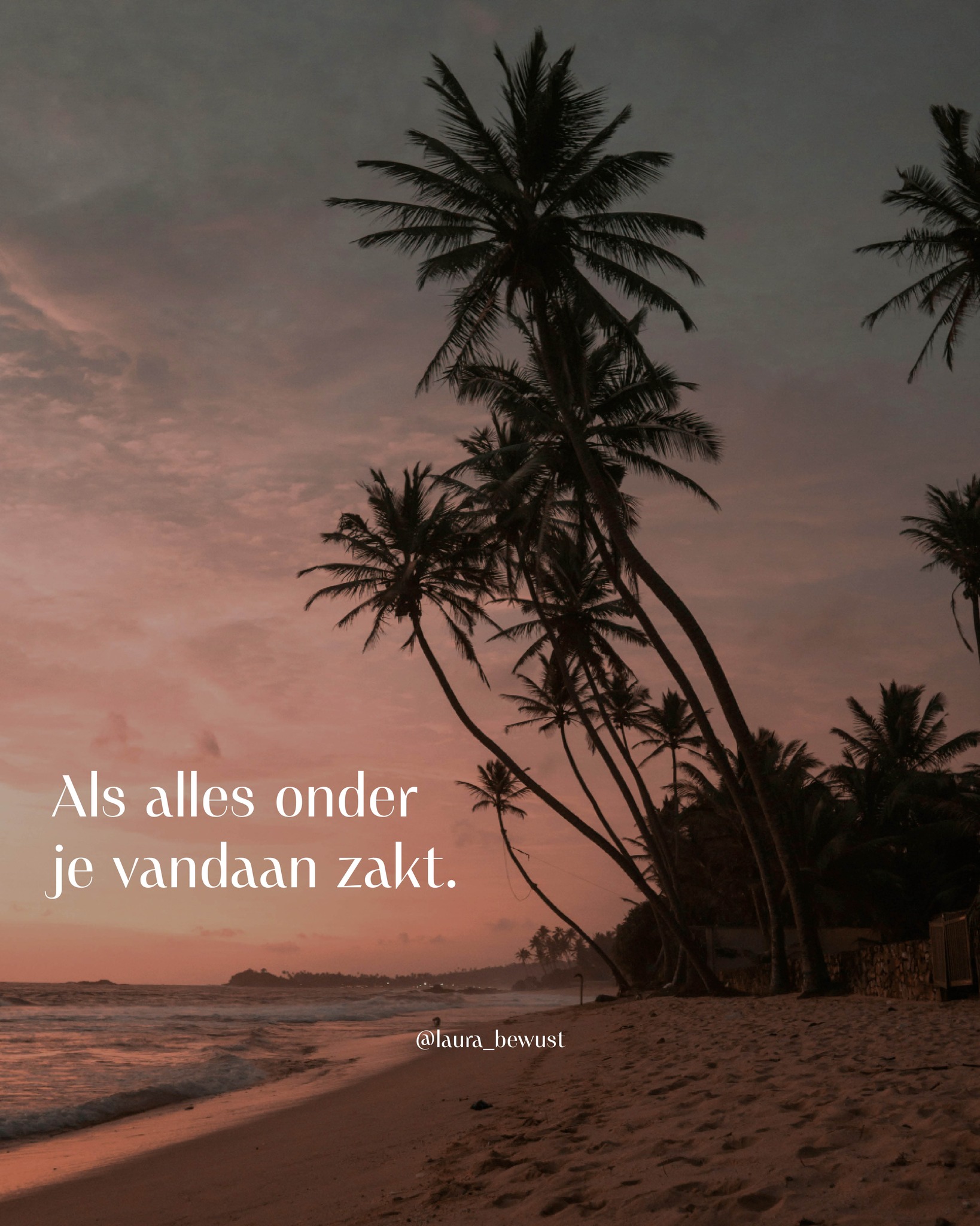 Soms voelt het echt alsof alles onder je vandaan zakt. Alsof de wereld die je kende ineens niet meer klopt. Ik ken dat gevoel en zie het ook vaak bij mensen die bij mij komen. Je hebt je leven opgebouwd op overtuigingen, patronen en verhalen die je houvast geven. En als die ineens beginnen te wankelen, voel het alsof alles instort.
‘Wie ben ik echt?’
Wat je vergeet: je bent al zo vaak door een einde gegaan. Zoveel keren viel er iets weg en stond je daarna weer op. Sterker, bewuster, vrijer. Maar op het moment zelf voelt het rauw, spannend, soms zelfs beangstigend. Je hart reageert, je hoofd slaat op hol, je lijf wil grip. En dat is oké.
Wat ik zelf heb geleerd en wat ik telkens weer zie: elke keer dat er iets afbrokkelt, ontstaat er ruimte. Ruimte voor iets nieuws, voor een ander verhaal, een diepere laag van jezelf. Soms voelt het als verlies, maar vaak is het simpelweg een oud stuk dat niet langer bij je past. Een overtuiging die niet meer de waarheid is. Een laag die je afpelt.
Misschien is de vraag niet: ‘Is dit het einde?’
Maar: ‘Wat mag er in mij opnieuw ontstaan?’
Juist daar begint echte beweging. Niet door vast te houden aan wat was, maar door open te staan voor wat zich wil ontvouwen. Je blik te verbreden en anders te leren kijken.
Weet: je hoeft het niet alleen te doen. En je bent niet de enige die zich soms verloren voelt in het onbekende. Juist daar, in het niet-weten, ligt je grootste groei.