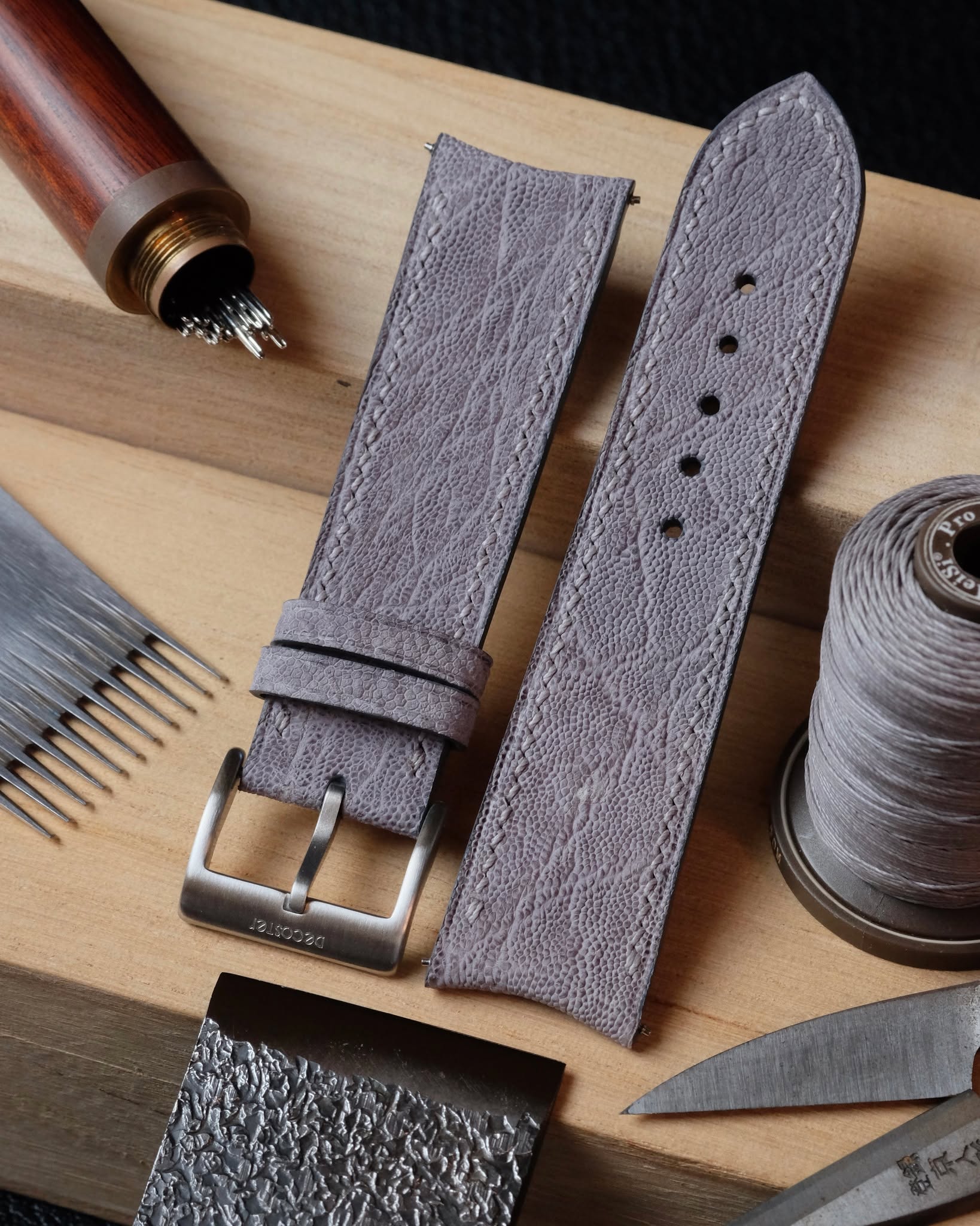 🇧🇪🖐🏻 Handmade in Belgium
•
Bracelet de montre à anse courbe (plat 2.5 mm d’épaisseur) entièrement fait main et cousu main en cuir d’éléphant gris, doublure en cuir de veau Zermatt, fil de lin seagull ash (couture S), peinture des bords dark grey, trous ronds 2.0 mm et boucle ardillon silver.
•
#atelierdecoster #decoster #artisan #handmade #handstiched #handmadeinbelgium #madeinbelgium
•
#handmadewatchstrap #bespokewatchstrap #customwatchstrap #handmadeleatherwatchstrap
•
#elephantleather #elephantleatherwatchstrap #elephantwatchstrap
