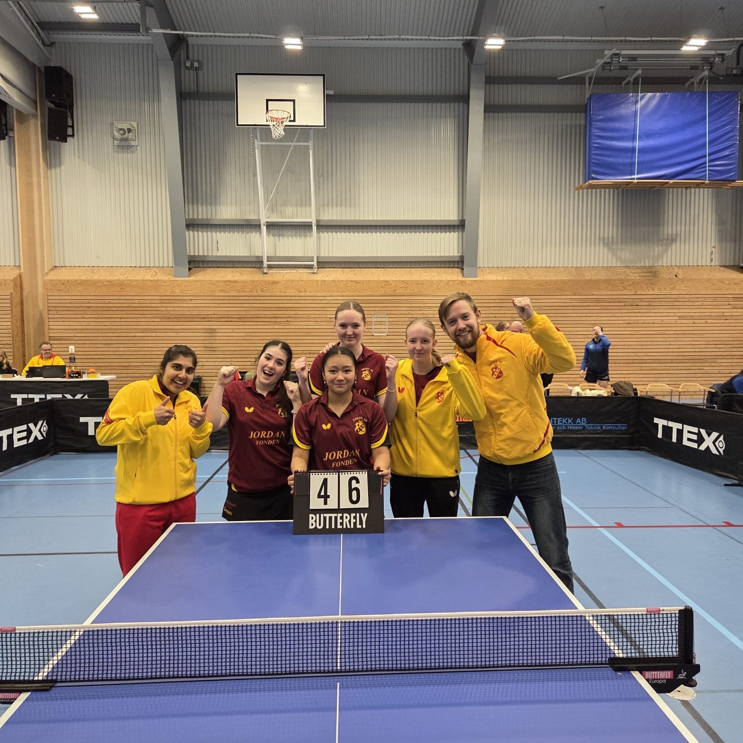 💛🏓 SERIELÖRDAG 14/3: Vilka fantastiska pingismatcher vi har fått se idag!
Vårat damlag i Pingisligan by STIGA vinner mot Våxtorp BOIS med 6-4 på hemmaplan (Riddervikshallen). På bortaplan vinner båda våra lag i Superettan Herr, Ängby SK:A1 besegrar Västers BTK med 5-2 och Ängby SK:A2 vinner över Vetlanda BTK med 5-2.
Våra damer i Superettan Dam förlorar mot Jämjö BTK med 4-6 och spelar sen oavgjort mot Lessebo BTK med 5-5.
Imorgon väntar fler matcher, både hemma (Riddersvikshallen kl 11:00 - fri entré!!) och borta (Superettan Herr och Superettan Dam). Heja Ängby SK! Vi är så himla stolta över alla våra spelare och vi hejar på er! 💛🏓
(Bilderna visar vårat damlag i Pingisligan by STIGA samt Ängby SK:A1 i Superettan Herr, inklusive coacher och lagledare!)