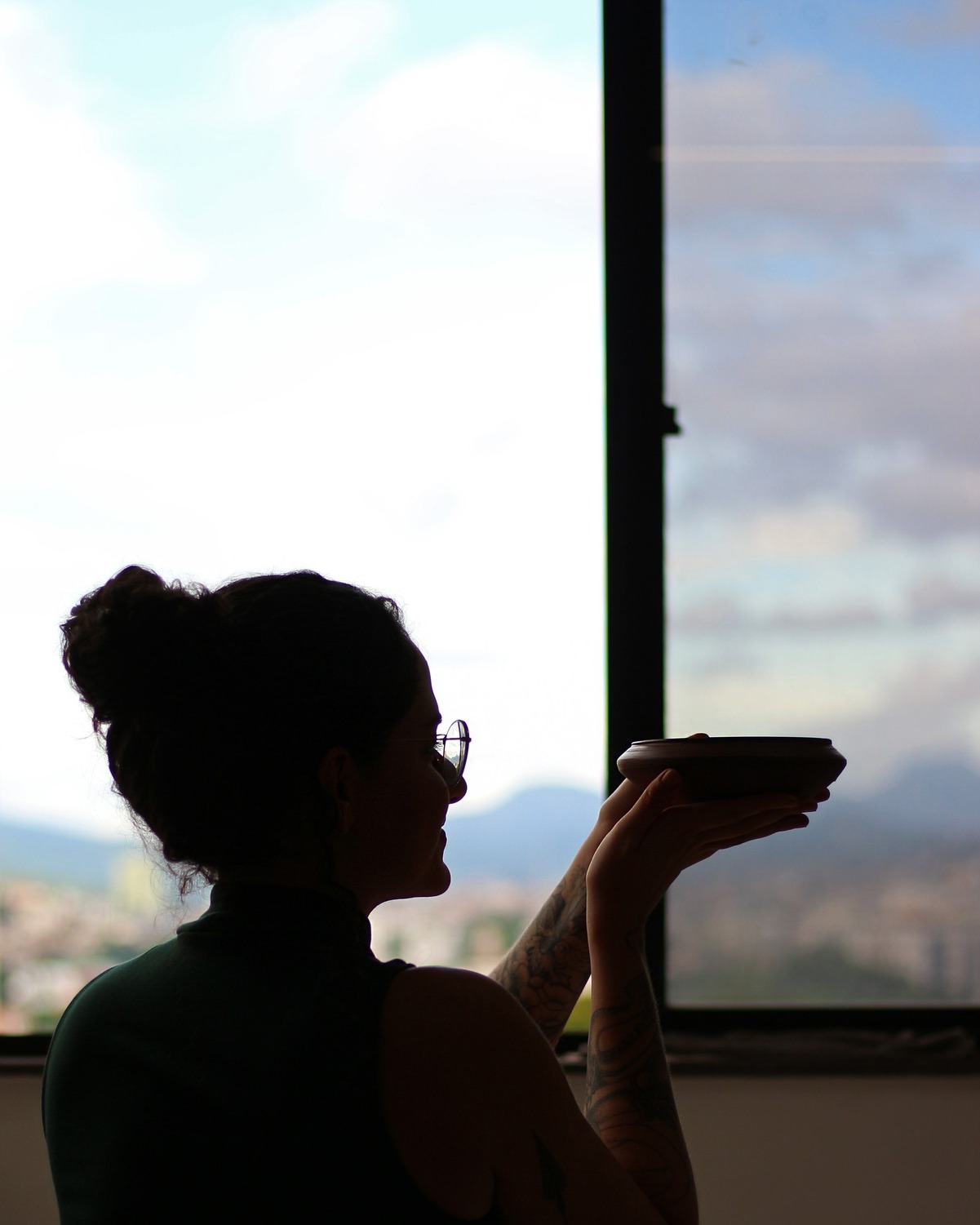 Algumas matérias carregam memória.
A terracota tem cheiro de verão,
cor da terra quente dessas montanhas de Minas Gerais
e som de conversa na cozinha.
Ela é um convite ao café fresquinho, ao cheiro de terra molhada, às cenas e paisagens que habitam o imaginário (e o cotidiano) de todos nós.
Acho que é por isso que eu amo tanto - e porque, pra mim, faz tanto sentido trabalhar com essa argila, desde que eu comecei na cerâmica, tantos anos atrás.