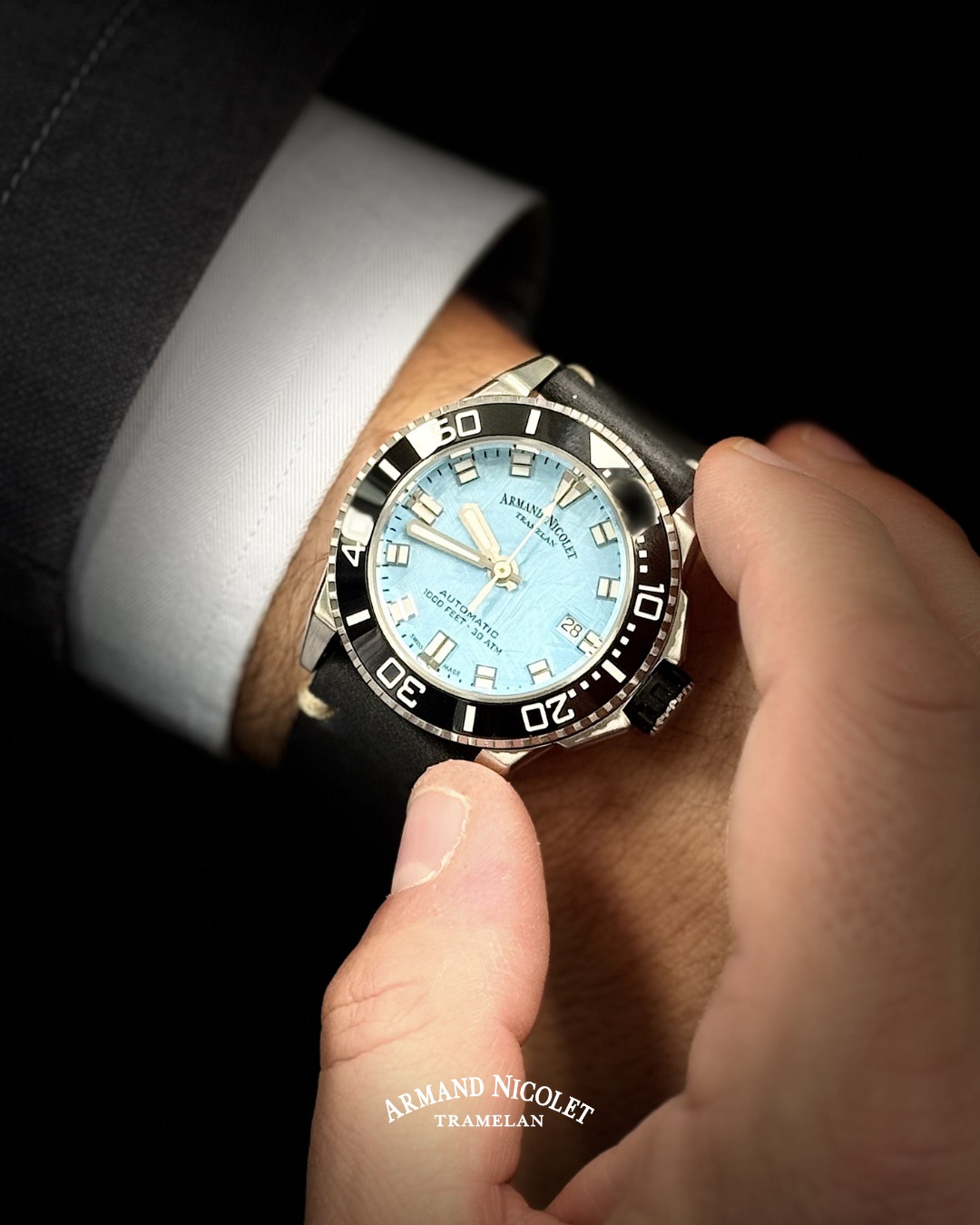 In Armand Nicolet’s design, the case shape is born from the balance between function and aesthetics.
Carefully studied proportions, clean lines and a seamless continuity between the case and the lugs define a design made to last.
Every detail has a purpose, every curve a choice.