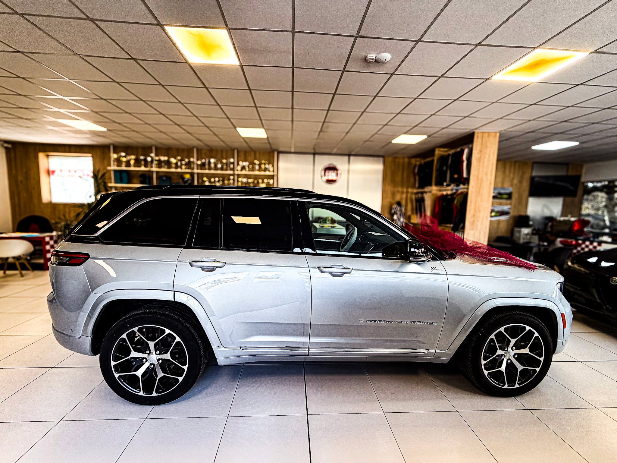 🚨 BRUTÁLNA ZĽAVA NA SKUTOČNÉHO PREDÁTORA! 🚨
V Autosport Szilagyi máme pre teba pripravený absolútny vrchol potravinového reťazca – úplne nový Jeep Grand Cherokee Summit Reserve 2.0 Turbo PHEV 4xe (2025). Toto nie je len SUV, to je rešpekt na štyroch kolesách.
💰 Pôvodná cena: 99 980,00 €
🔥 Naša cena: 75 490,00 € (Ušetríš bezmála 24 500 €!) 🔥
(Samozrejmosťou je odpočet DPH)
Čo dostaneš za svoje peniaze?
👉 Sila, ktorá ťa zatlačí do sedadla: Výkon 280 kW (380 koní) spriahnutý s bleskovým 8-stupňovým automatom.
👉 Nezastaviteľný podvozok: Legendárna štvorkolka QUADRA-DRIVE II® so vzduchovým pružením Quadra-Lift™. Blato, sneh alebo skaly? Pre teba len prechádzka ružovým sadom.
👉 Technológie z inej galaxie: Night Vision (nočné videnie s detekciou zvierat a chodcov), Head-up displej, 360° kamera a autonómna jazda 2. úrovne.
👉 Kráľovský luxus: Obrovské 21" disky, čierna koža Palermo s pravým drevom, masážne a ventilované sedadlá. Zvuk ti odpáli dekel vďaka prémiovému audiu McIntosh s 19 reproduktormi a 10" subwooferom. A áno – spolujazdec má vlastný 10" displej.
Možný leasing aj úver – všetko vybavíme rýchlo a bez zbytočných rečí.
📩 Takáto ponuka tu nebude svietiť dlho. Kto prvý príde, ten kraľuje cestám! 👑
#AutosportSzilagyi #JeepGrandCherokee #BrutalnaZlava #LuxusneSUV