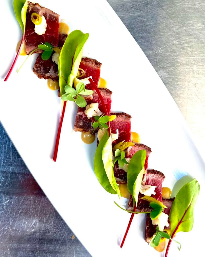 Nuevo plato entre nuestros fueras de carta. Presa adobada con jugo de verduras asadas.
Complementamos este plato con hojas de acelga ruibarbo y oxalis. Las hojas en los platos del espejo aportan profundidad y una nueva combinación de sabores en cada bocado. Os esperamos reserva YA. https://www.elespejo-sanlucar.es/reservas
#ElEspejoSanlucar #RestauranteRecomendado #DondeComer #SanlucarDeBarrameda #GastronomiaAndaluza #FoodLoversCadiz #ExperienciaGastronomica #ProductoDeTemporada #ComerEnCadiz