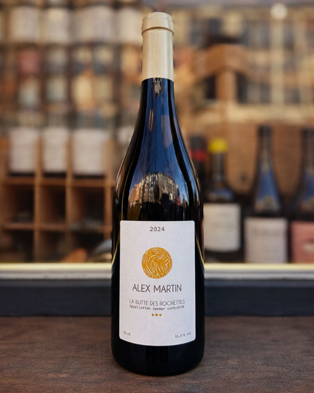 En el Loira hay una nueva generación de vignerons que está reinterpretando la tradición, y @domaine_alexmartin es uno de ellos. Desde Saumur, trabaja sus viñas con una idea clara: vinos precisos, vivos y profundamente ligados a su origen.
En la mesa hoy, dos caras de su proyecto:
🟡 La Butte des Rochettes — Chenin Blanc puro, vibrante y mineral. Cítricos, fruta blanca y esa tensión calcárea que hace del Loira uno de los grandes territorios del mundo para el vino blanco.
🔴 Pouancay — Cabernet Franc fresco y jugoso, con fruta roja crujiente, especias suaves y una elegancia única.
Dos vinos, un mismo lenguaje: frescura, energía y terroir en estado puro 🍷