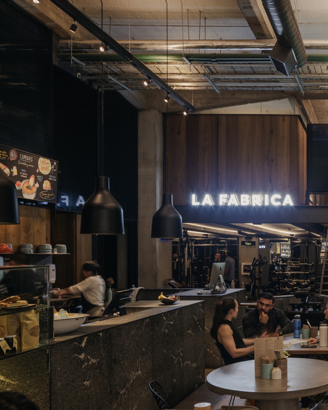 Un espacio donde el diseño, la energía y el movimiento se encuentran.
La Fábrica, es un lugar pensado para entrenar, convivir y vivir el espacio de una forma distinta.
📍 Santa Fe, Ciudad de México
@lafabricawellness