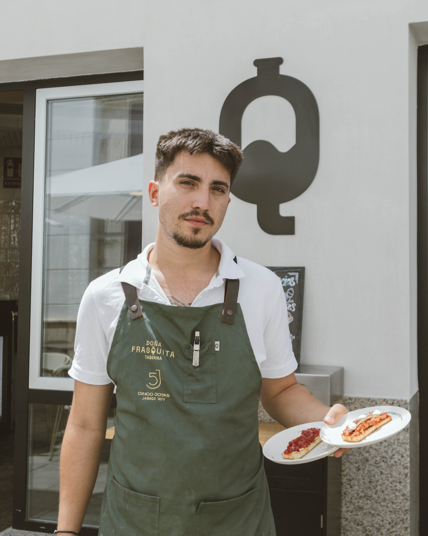 👀 Muchos ya lo conocerán.
Abraham está con nosotros desde el primer día y forma parte de la esencia de Doña Frasquita.
Siempre atento, cercano y con esa forma de atender que hace que uno se sienta como en casa.
-
#taberna #sanfernando #doñafrasquita #cocina #restaurante