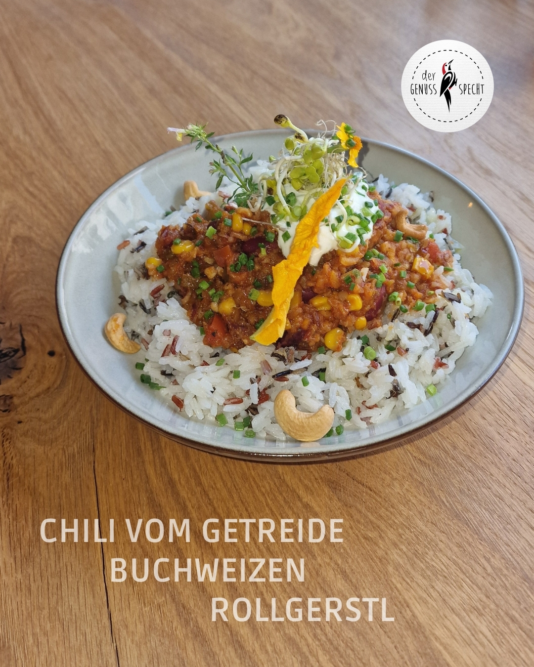 Vegetarisch und voller Kraft 🌱
Unser Chili vom Getreide mit Buchweizen, Rollgerstl, Bohnen, Mais und viel Gemüse ist eine beliebte, wärmende Köstlichkeit. Verfeinert mit Tsatsiki und frischen Kräutern – herzhaft, sättigend und voller Geschmack, ganz ohne Fleisch. 🍽️
Und für alle, die es gerne feurig mögen: Die Chilimühle steht natürlich bereit. 🌶️
#Vegetarisch #Chili #Saisonal #Regional #EhrlichGekocht #EinfachGuad #RegionalGenießen #ÖsterreichischeSchmankerl #AustrianFood #Alpenküche #AlpenKulinarik #AlpinKitchen #VeggieKüche #Vegetarisch #Soulfood #GoodFoodGoodMood #Foodlover #Catering #Streetfood #Foodtruck #Foodtrailer #derGenussSpecht #Bistro #SanktJohannImPongau #Pongau #SalzburgerLand #SalzburgSchmeckt