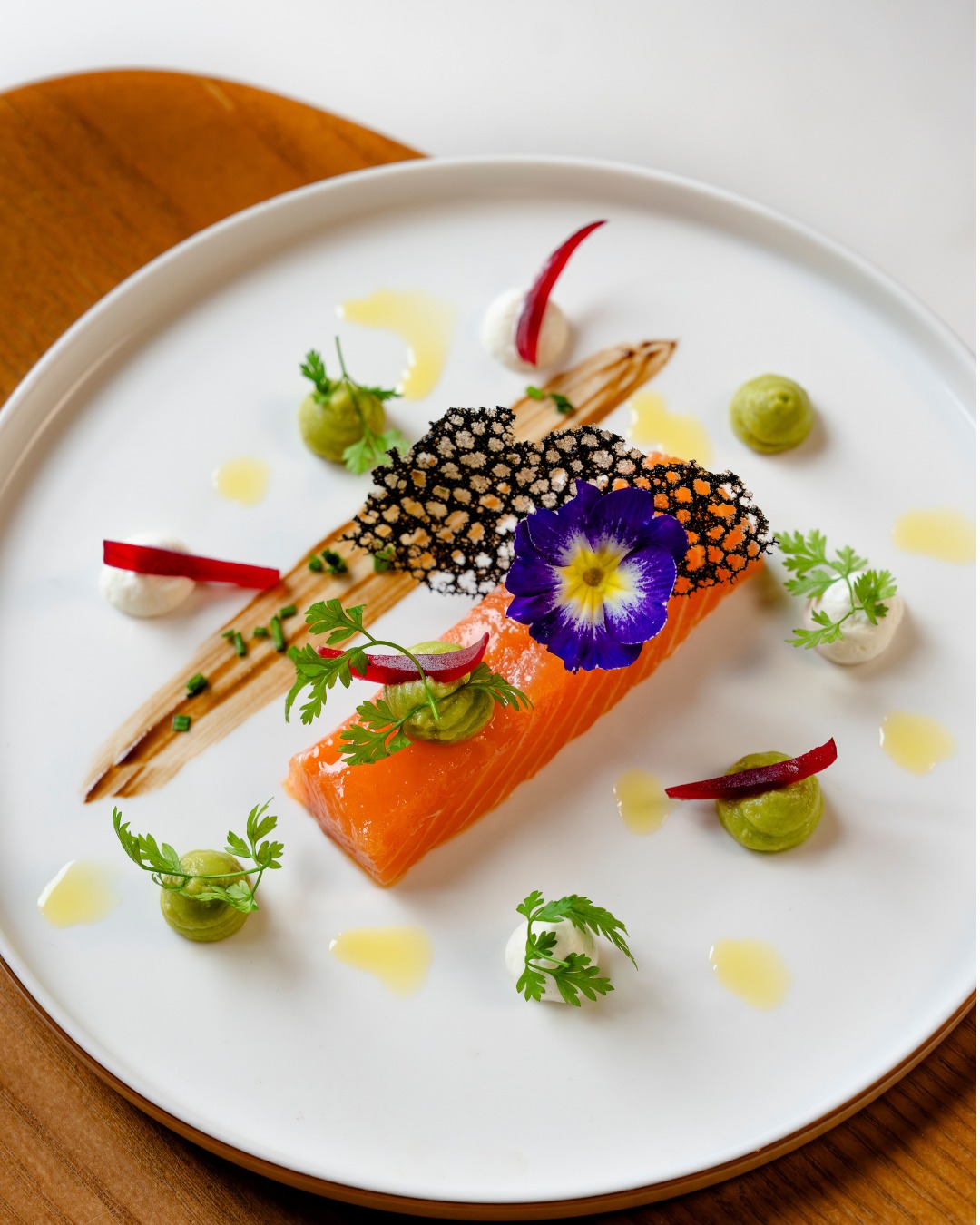 Entre le saumon fondant et la fraîcheur acidulée du citron, la douceur de l’avocat et le croquant des pickles.
Une entrée qui invite à prendre son temps et à se laisser surprendre par chaque saveur.
Ouvert du mercredi au dimanche de 12h00 à 14h, et les mercredis, jeudis, vendredis et samedis soirs de 19h à 22h
📍 5 rue Nostradamus, 13680 Lançon-Provence
📞 07 66 57 67 58
🍽️ Réservez votre table : https://octotable.com/book/restaurant/858107/booking/new