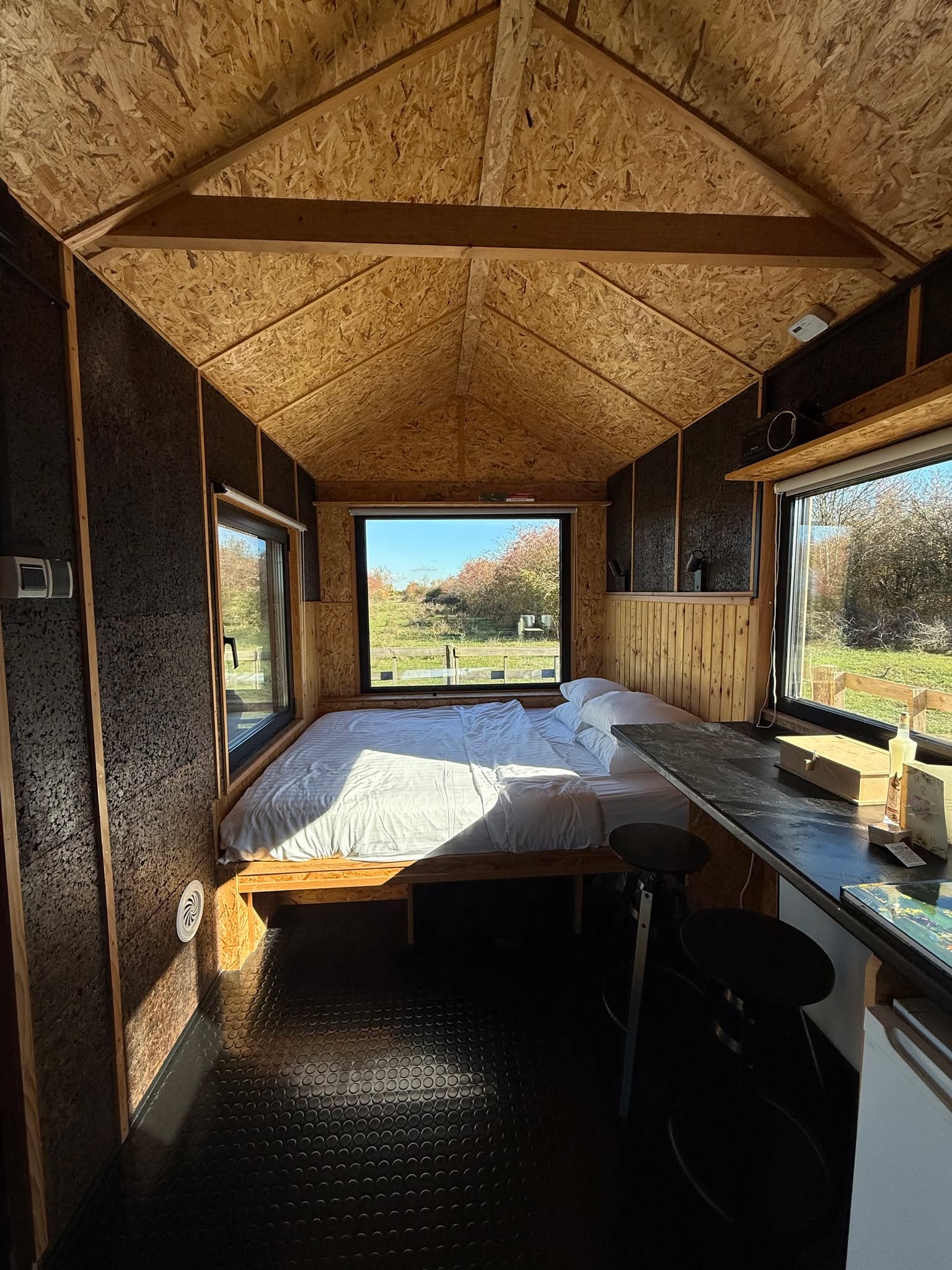 Znamo da digital detox nije uvek moguć.
Ali… ako već moraš da radiš - zar ne bi bilo lepše da radiš iz prirode?
Uz pogled na zelenilo, pauzu pored vode, i tišinu koja ne postoji u gradu. 🌸
Dobrodošli u Buzzoffski Concept u Zasavici.
Za više informacija i rezervacije, posetite naš sajt www.buzzoffski.com