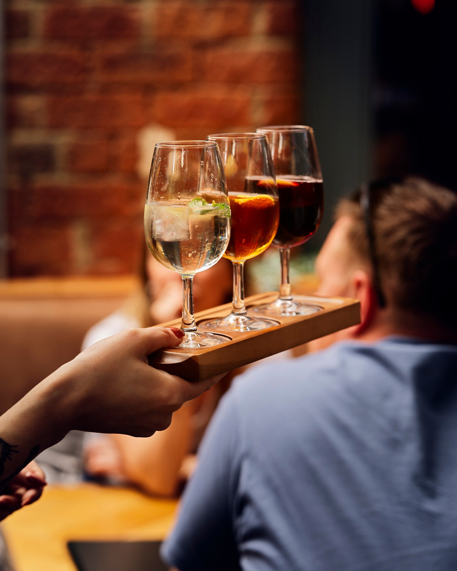 Three glasses, three very different ways to drink wine 🍷✨
White Port & Tonic
Vermouth & Soda
Red Wine & Cola (Kalimotxo)
Light, refreshing and a bit more playful than your usual pour, something to share or keep to yourself if you find a favourite.