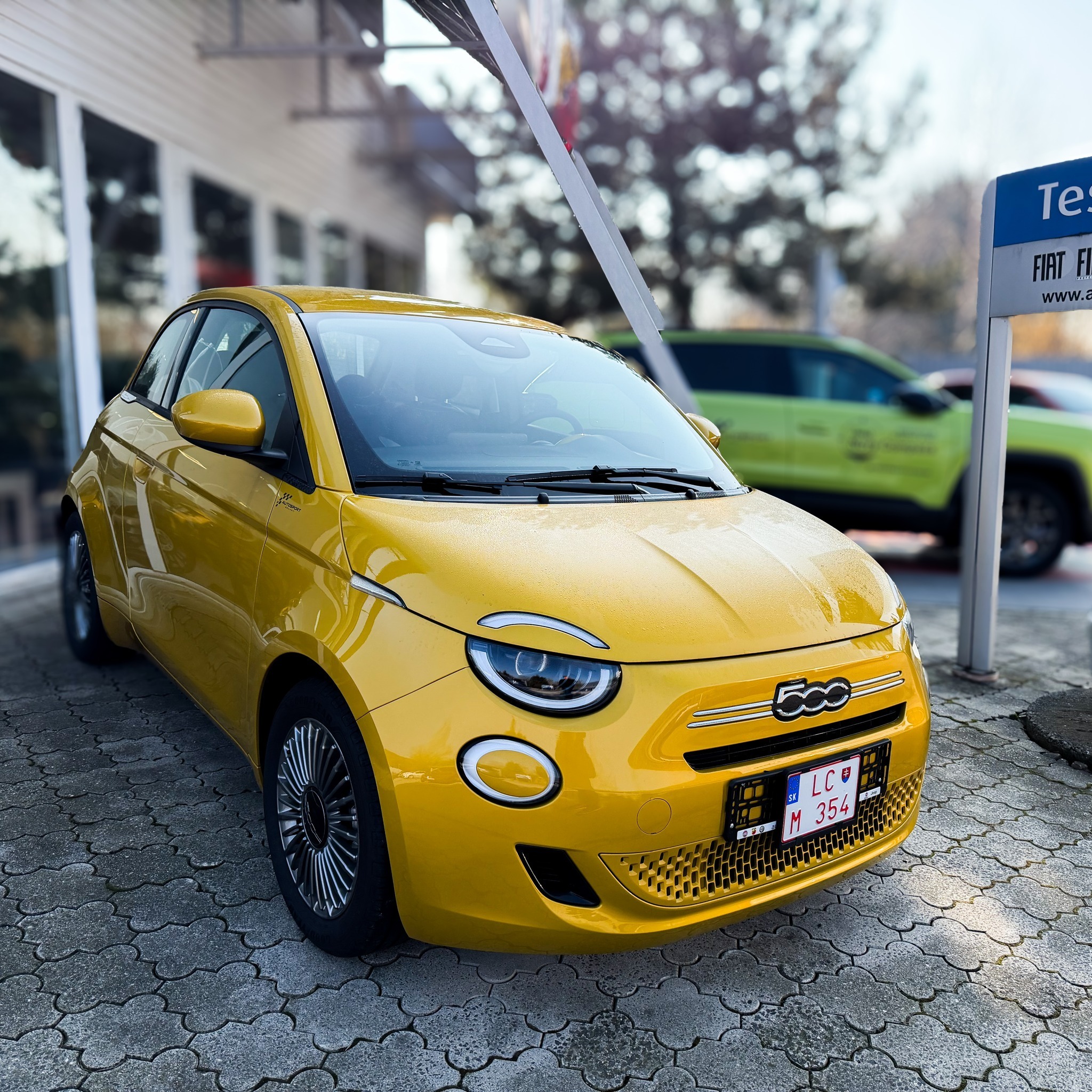 🇮🇹 La dolce vita na slovenských cestách! 💛 Ikonický Fiat 500 TORINO v žiarivej žltej farbe!
Toto štýlové mestské autíčko spája legendárny taliansky dizajn s modernou hybridnou technológiou a čaká na svojho nového majiteľa.
✨ Prečo si ho zamilujete?
🔋 Šetrný a svižný: 1.0 Hybrid (65 k) so 6-stupňovým manuálom je ideálna voľba do mesta.
📱 Špičková technológia: Veľký 10,25" dotykový displej, 7" digitálny prístrojový panel a bezdrôtové Apple CarPlay / Android Auto.
💡 Perfektný výhľad: Full LED svetlomety a LED denné svietenie.
🛡️ Bezpečnosť na prvom mieste: Autonómne núdzové brzdenie, udržiavanie v pruhoch, rozpoznávanie značiek a zadné parkovacie senzory.
💎 Štýl a komfort: 16" zliatinové disky, automatická klimatizácia, bezkľúčový štart a exkluzívne detaily edície TORINO.
💰 Extra cena: 19 990,00 € Vozidlo je úplne nové a v plnej záruke.
🚗 Chcete ho výhodne prefinancovať? Máme pre vás riešenie:
Značkové financovanie cez ČSOB Leasing, a.s. robí z tohto Fiatu dostupný sen:
🔹 Mesačná splátka už od: 248 €
🔹 Akontácia: 3 798 €
🔹 Doba financovania: 60 mesiacov
Nenechajte si ujsť túto žltú štýlovku! Príďte si ju pozrieť naživo, kým je tu.
📞 Bližšie info na tel. č.: 0902 930 666
📍 Váš tím Autosport Szilágyi
#AutosportSzilagyi #Fiat500 #Fiat500Torino #NoveAuto #Hybrid #LaDolceVita #AutoNaPredaj